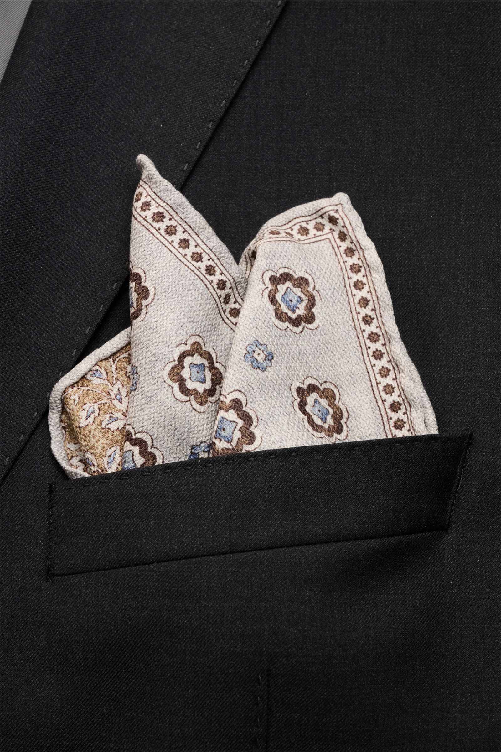 Rosi Collection Seiden-Einstecktuch 'Easy' grau/braun/rauchblau gemustert, reine Seide, Medaillon-Print, floral, rollierte Kanten, Made in Italy, ca. 31x31 cm, frontal in Sakko-Tasche.