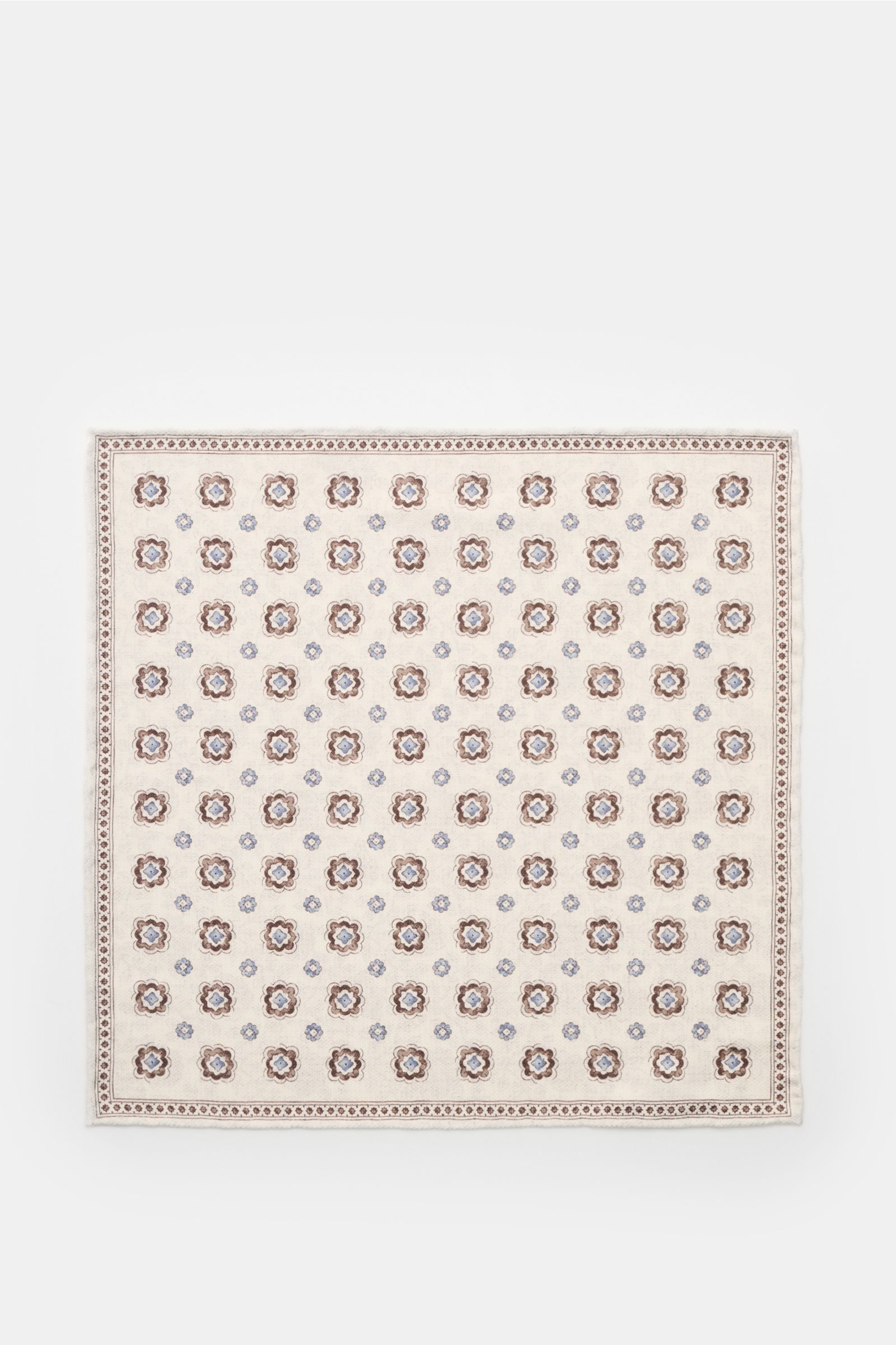 Rosi Collection Seiden-Einstecktuch 'Easy' beige/dunkelbraun/rauchblau gemustert, reine Seide, softer Griff, Medaillon-Print mit Borte, florale Rückseite, rollierte Kanten, Made in Italy, ca. 31x31 cm, flach von oben fotografiert.