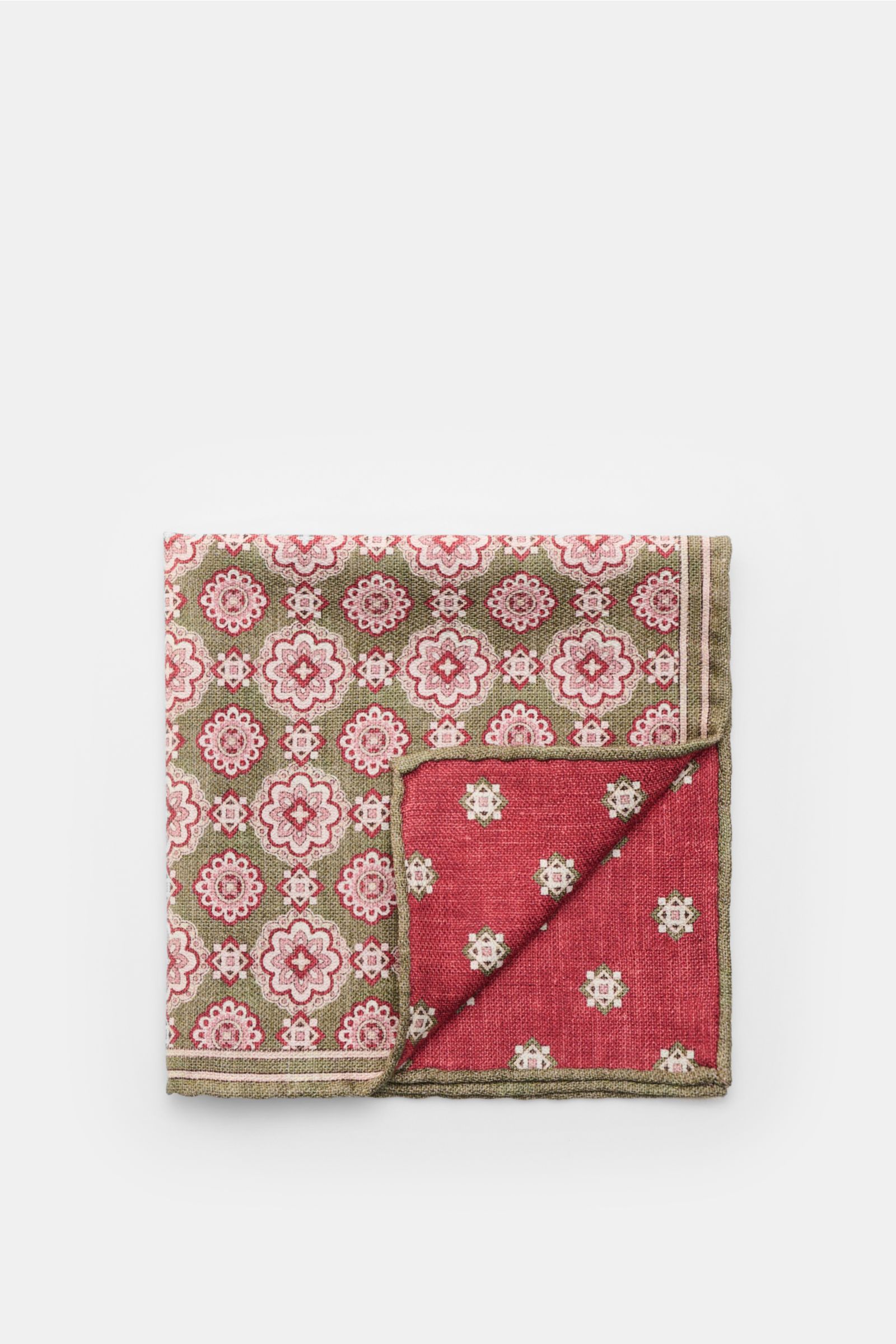 Folded pocket square viewed from above showing front and partially turned corner back, Rosi Collection Seiden-Einstecktuch 'Easy' oliv/rot/rosé gemustert, reine Seide, softer, geschmeidiger Griff, eleganter Medaillon-Print mit Borte, kontrastierende Rücks