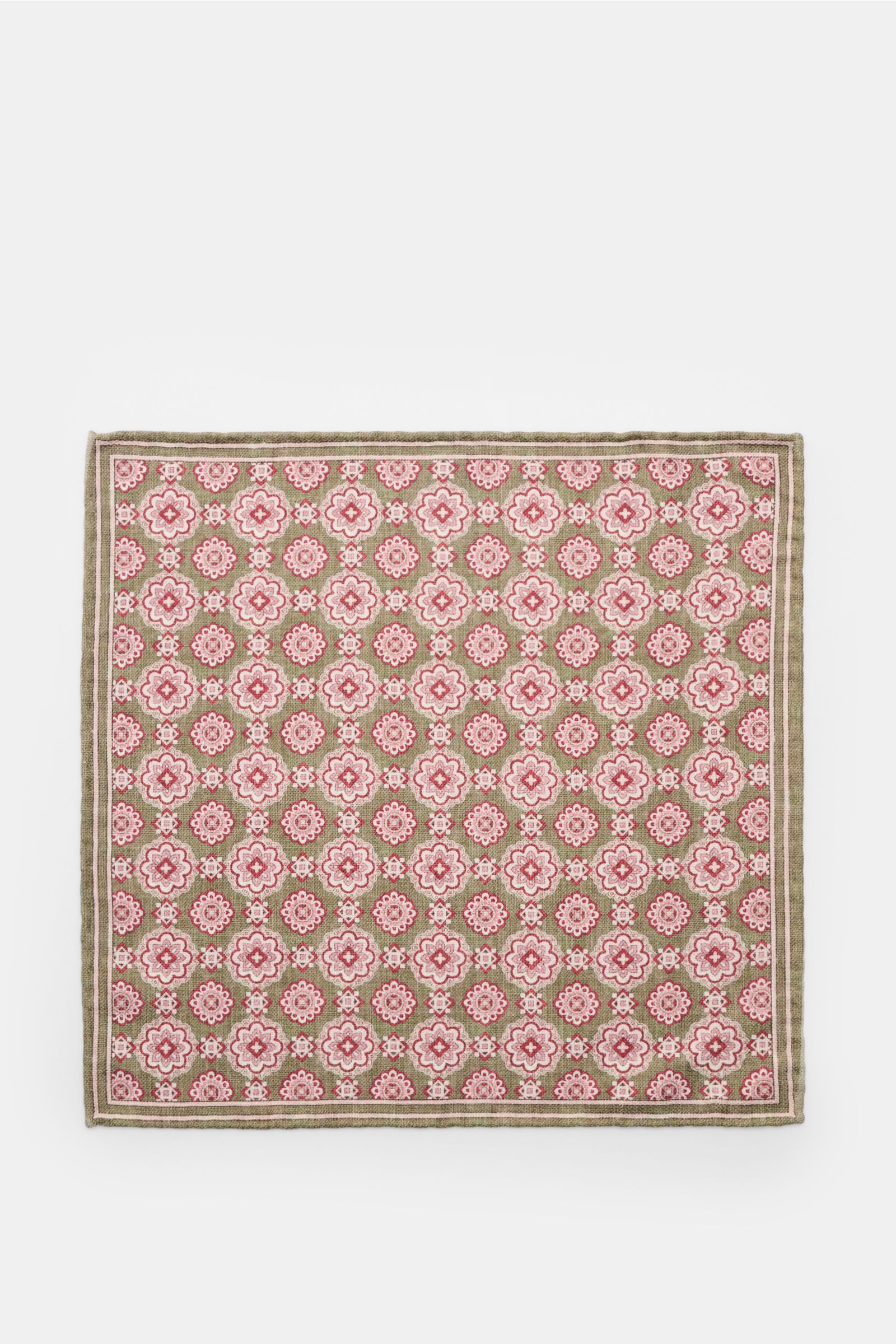 Top-down view of the Rosi Collection Seiden-Einstecktuch 'Easy' oliv/rot/rosé gemustert pocket square, featuring reine Seide, softer, geschmeidiger Griff, eleganter Medaillon-Print mit Borte, kontrastierende Rückseite, rollierte Kanten, Made in Italy, Maß