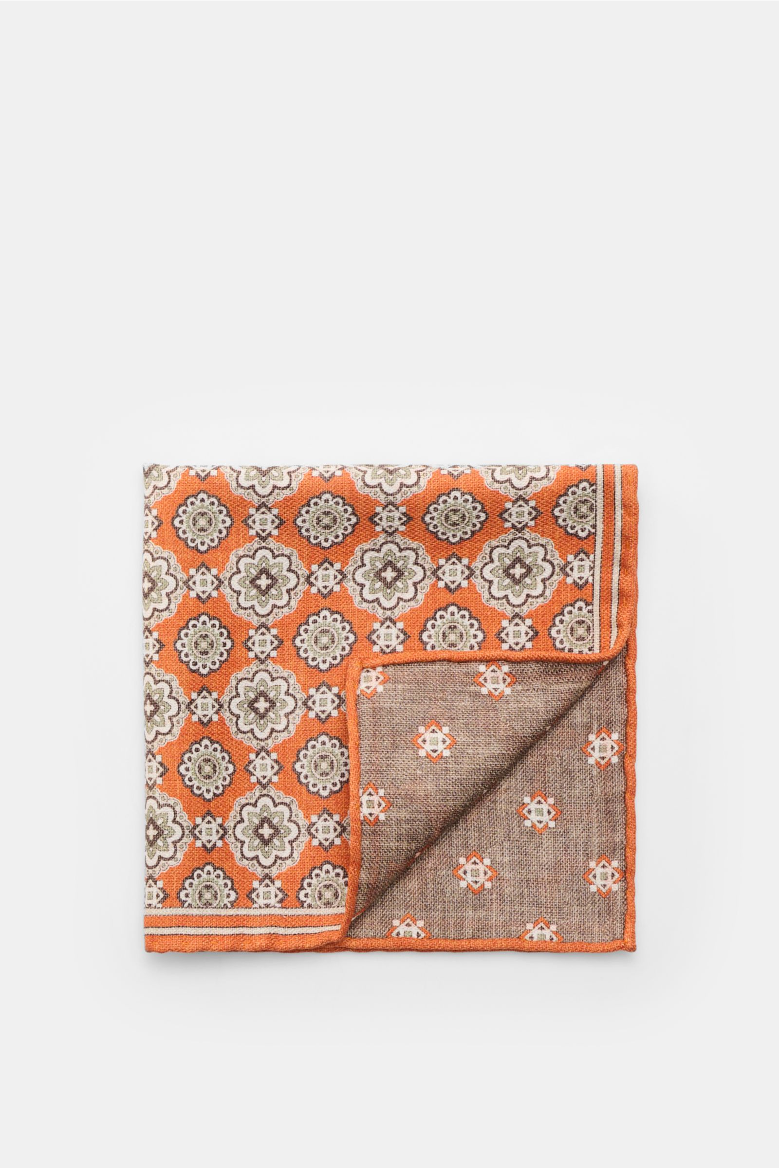 Top-down view of Rosi Collection Seiden-Einstecktuch 'Easy' orange/braun/salbei gemustert with elegant medallion print, contrasting reverse, rollierte Kanten, made of reine Seide, softer, geschmeidiger Griff, Made in Italy, Maße: ca. 31 cm x 31 cm.