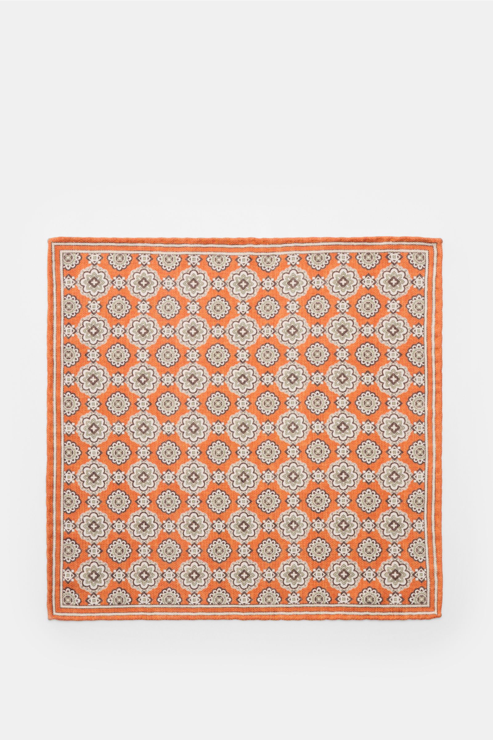 Rosi Collection Seiden-Einstecktuch 'Easy' orange/braun/salbei gemustert shown from top view, pure silk, soft grip, elegant medallion print with border, contrasting reverse, rolled edges, Made in Italy, approx. 31 cm x 31 cm.