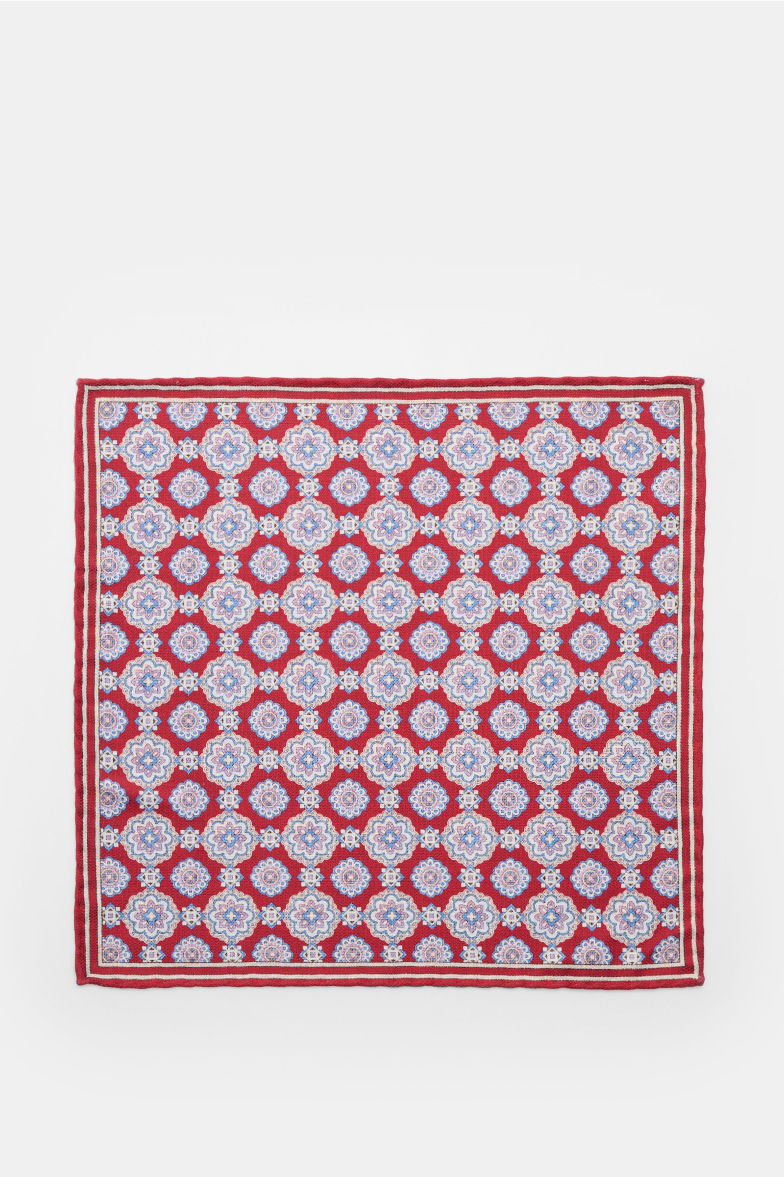 Rosi Collection Seiden-Einstecktuch 'Easy' rot/blau/flieder gemustert, reine Seide, softer Griff, Medaillon-Print, Borte, Rückseite kontrastierend, rollierte Kanten, Made in Italy, ca. 31x31 cm, Draufsicht.
