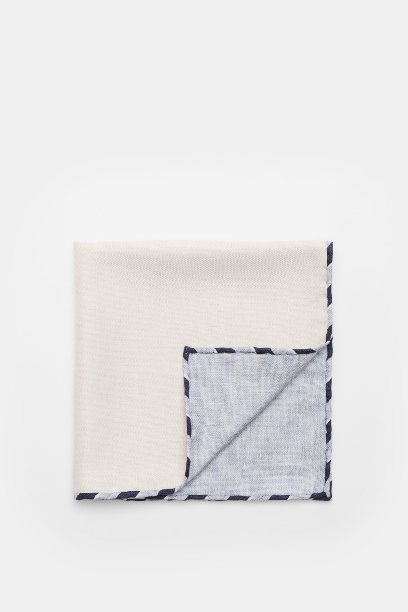 Brunello Cucinelli Seiden-Einstecktuch creme/rauchblau meliert folded pocket square shown from top view, pure silk with hand-rolled edges.

Quiet Luxury kann BRUNELLO CUCINELLI besonders gut und bringt auch in dieser Saison passende Einstecktücher, wie