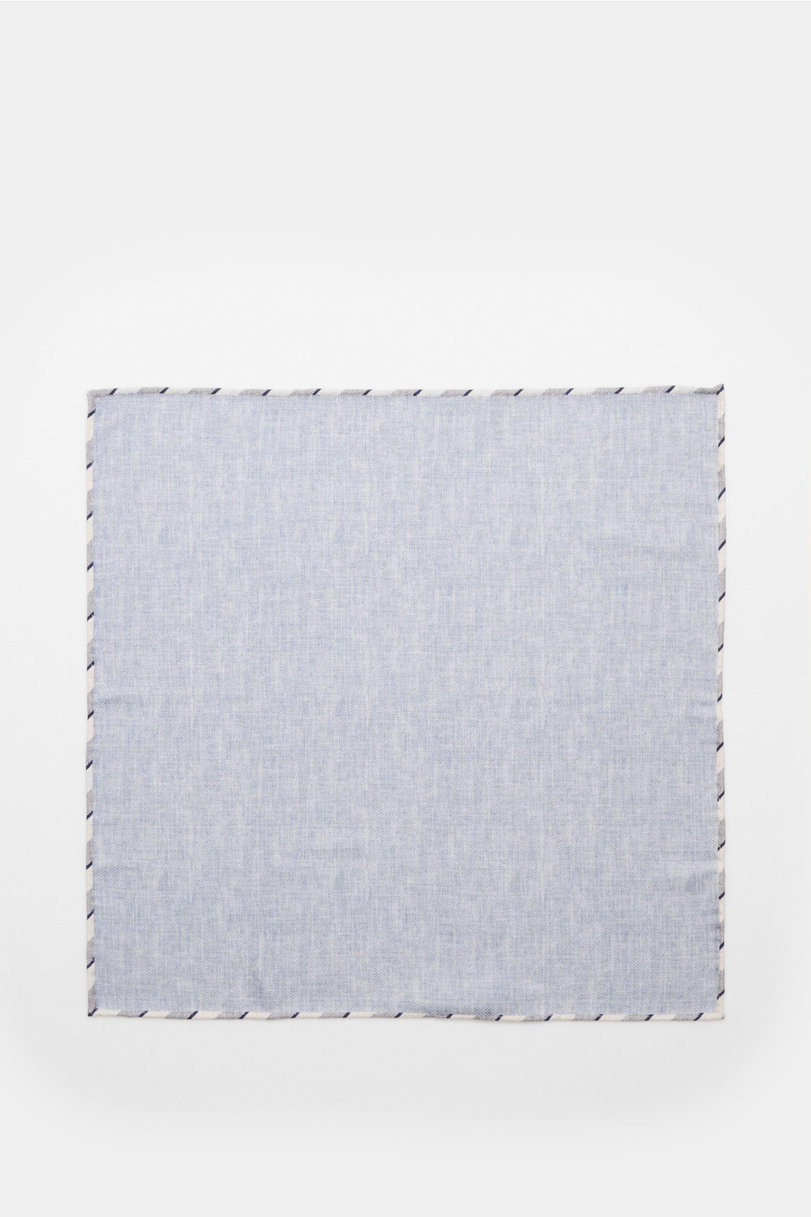 Brunello Cucinelli Seiden-Einstecktuch rauchblau meliert shown from above, a subtle light blue silk pocket square with hand-rolled edges. Quiet Luxury kann BRUNELLO CUCINELLI besonders gut und bringt auch in dieser Saison passende Einstecktücher, wie dies