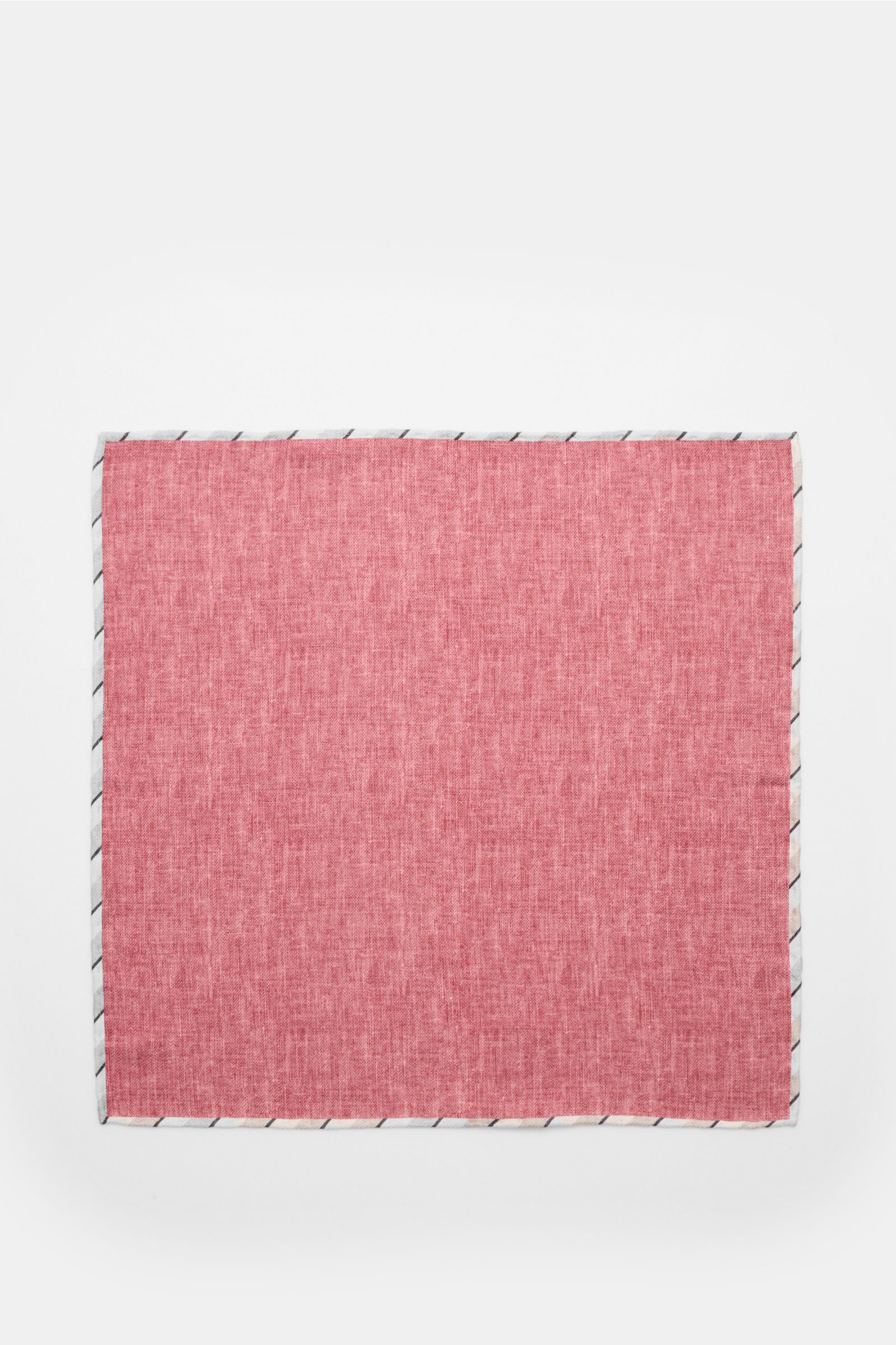 Brunello Cucinelli Seiden-Einstecktuch dunkelrot/taupe meliert shown from above, simple dark red fabric with taupe melange and striped hand-rolled edges. Quiet Luxury kann BRUNELLO CUCINELLI besonders gut und bringt auch in dieser Saison passende Einsteck