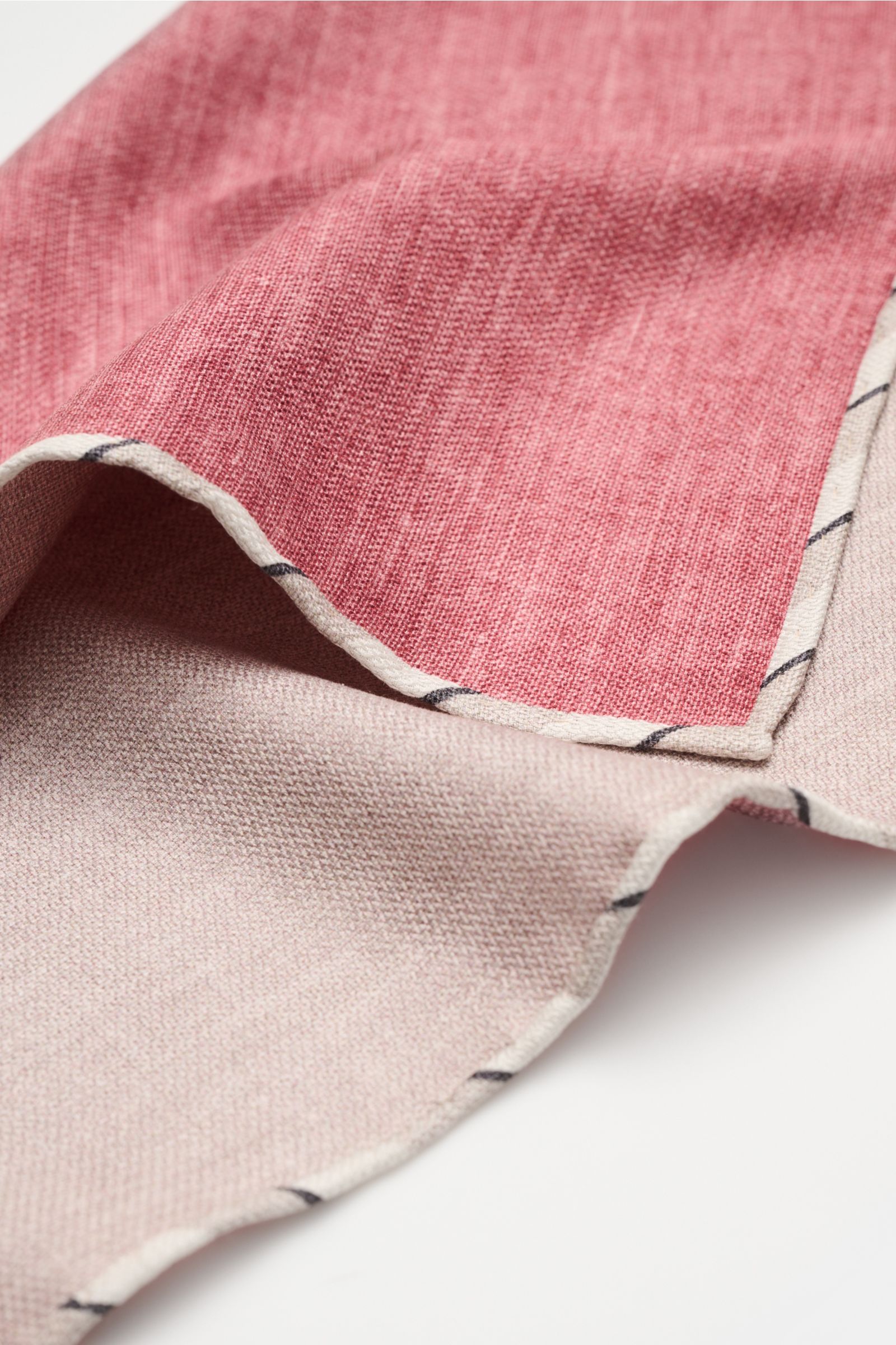 Brunello Cucinelli Seiden-Einstecktuch dunkelrot/taupe meliert shown from a close-up side angle, highlighting fabric texture and hand-rolled edges.

Quiet Luxury kann BRUNELLO CUCINELLI besonders gut und bringt auch in dieser Saison passende Einstecktü