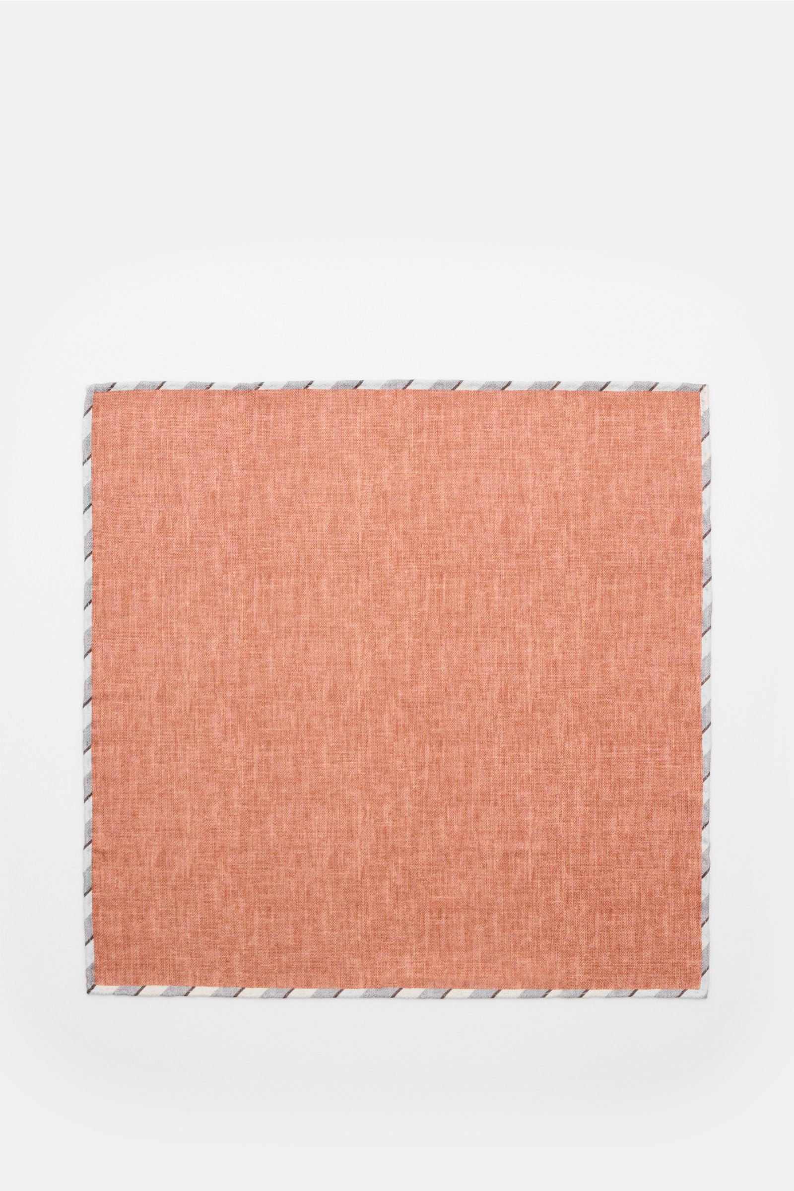 Top-down view of a Brunello Cucinelli Seiden-Einstecktuch braun/grau meliert pocket square with a simple brown fabric and gray striped border.

Description: Quiet Luxury kann BRUNELLO CUCINELLI besonders gut und bringt auch in dieser Saison passende Ei