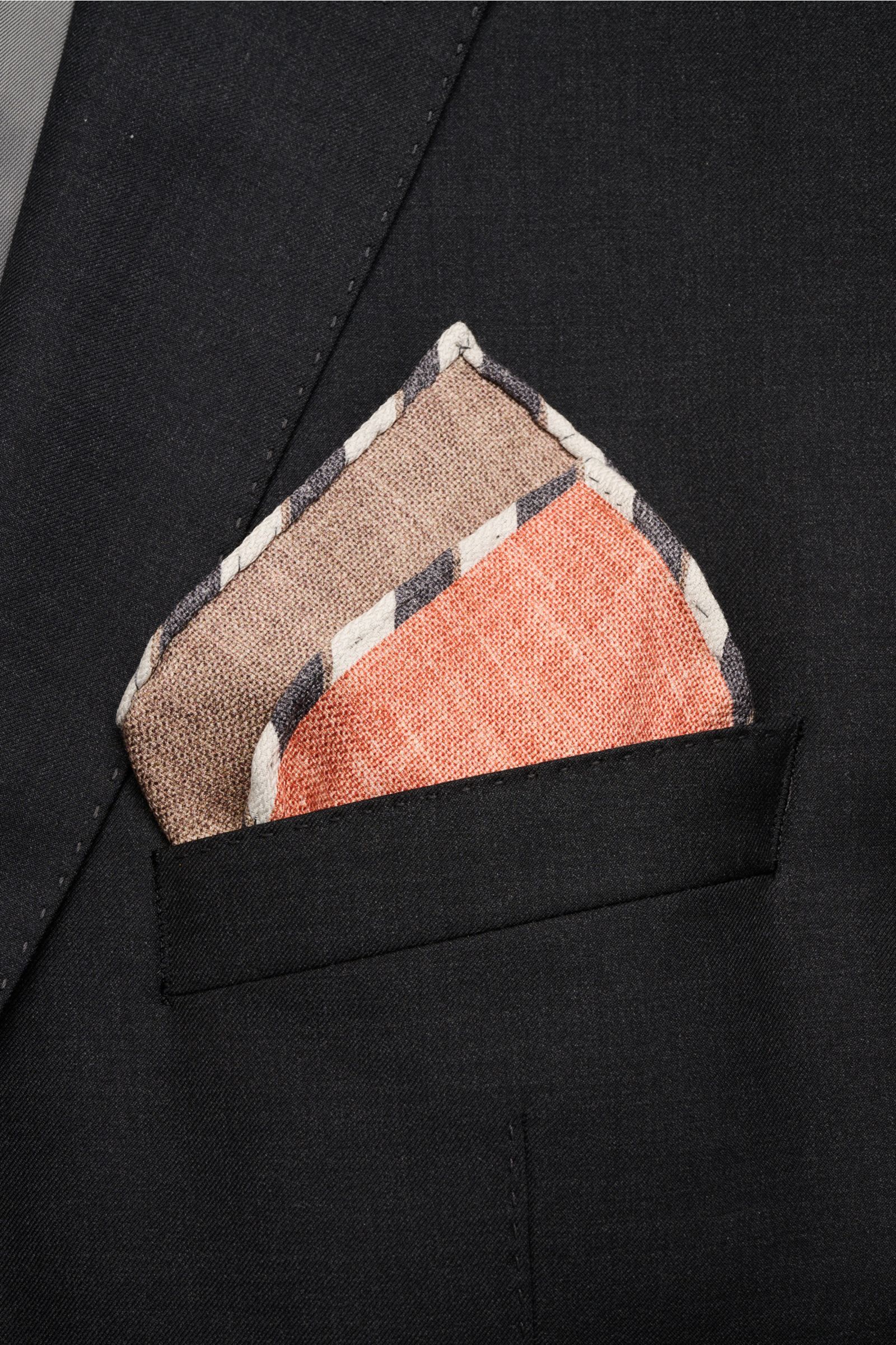 Close-up front view of a Brunello Cucinelli Seiden-Einstecktuch apricot/graubraun meliert pocket square in a black jacket pocket, showcasing its pure silk material, smooth texture, hand-rolled edges, made in Italy, approximately 35 cm x 35 cm. Quiet Luxur
