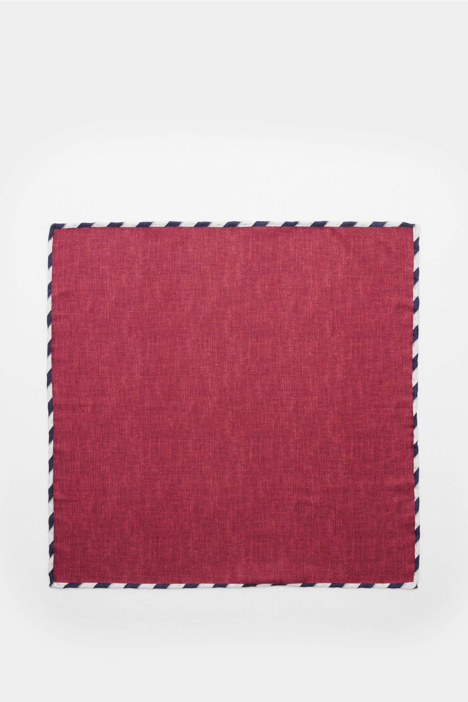 Top-down view of Brunello Cucinelli Seiden-Einstecktuch bordeaux/graublau meliert, a simple silk pocket square with hand-rolled edges.

Description: Quiet Luxury kann BRUNELLO CUCINELLI besonders gut und bringt auch in dieser Saison passende Einstecktü