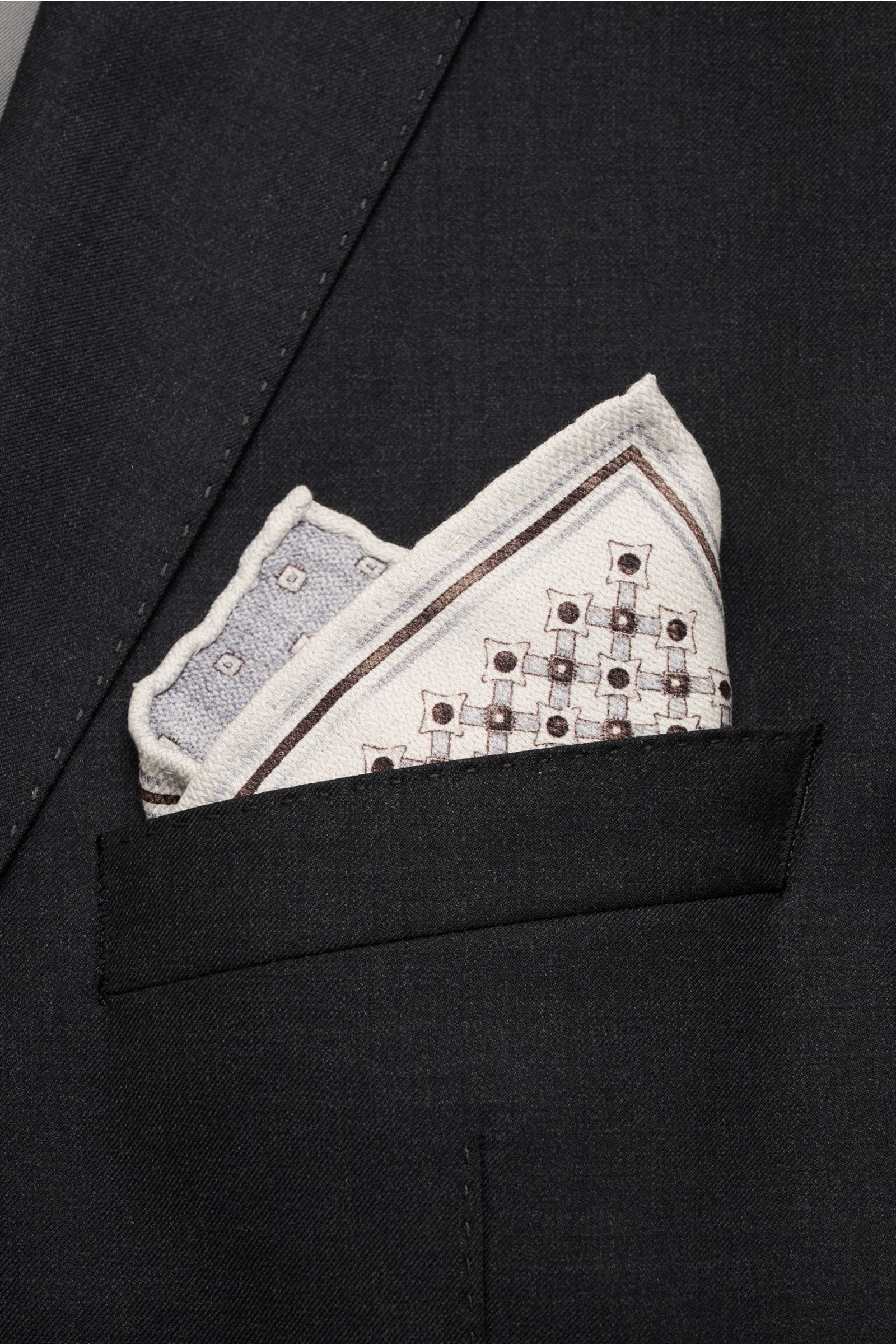 Brunello Cucinelli Seiden-Einstecktuch sand/dunkelbraun/grau gemustert in Brusttasche, grafischer Print, reine Seide, weiche rollierte Kanten, Nahaufnahme.