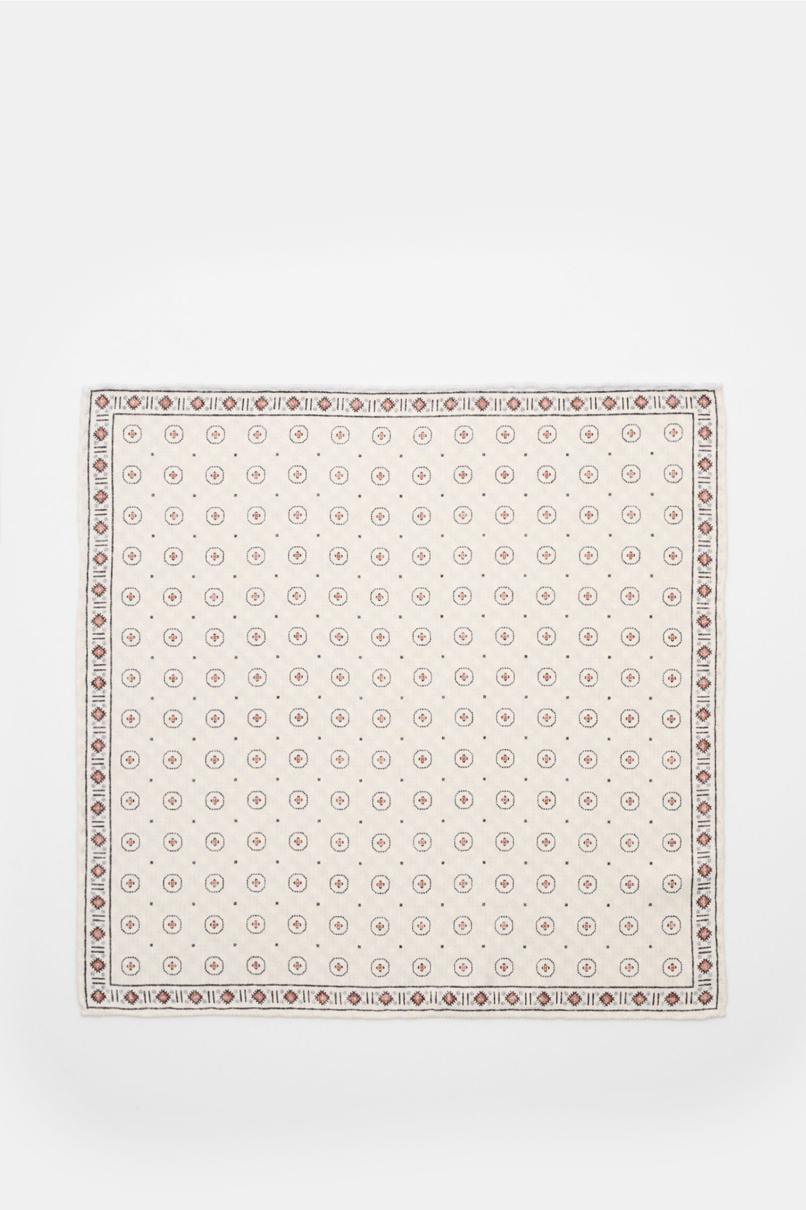 Brunello Cucinelli Seiden-Einstecktuch offwhite/apricot/navy gemustert shown from above, square silk pocket square with graphic print, different patterns front and back, smooth texture, hand-rolled edges, made in Italy, approx. 35x35 cm.

Zeitloser Akz