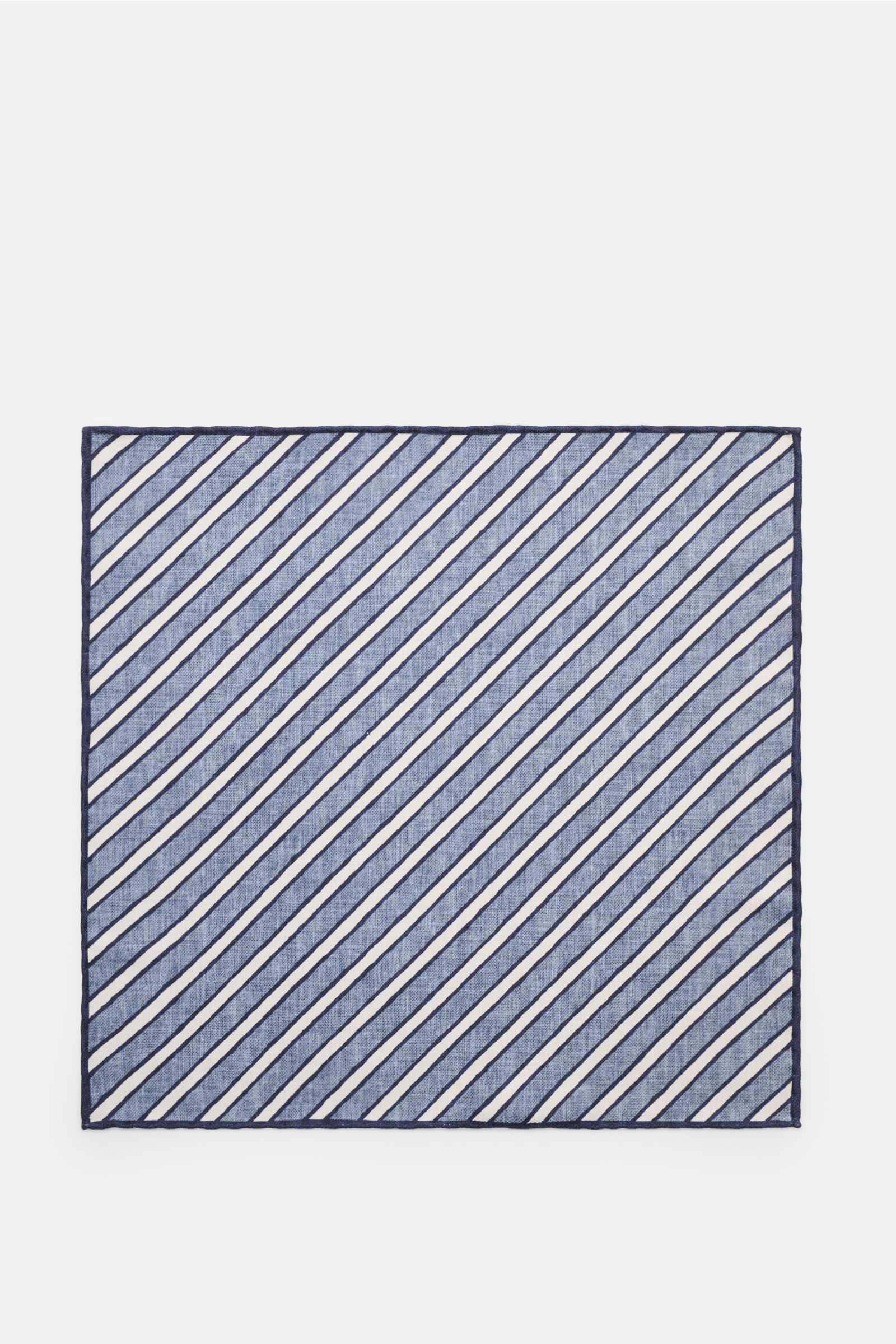 Brunello Cucinelli Seiden-Einstecktuch graublau/hellgrau/navy gestreift, flach liegend, reine Seide, handrollierte Kanten, ca. 35x35 cm, Made in Italy.