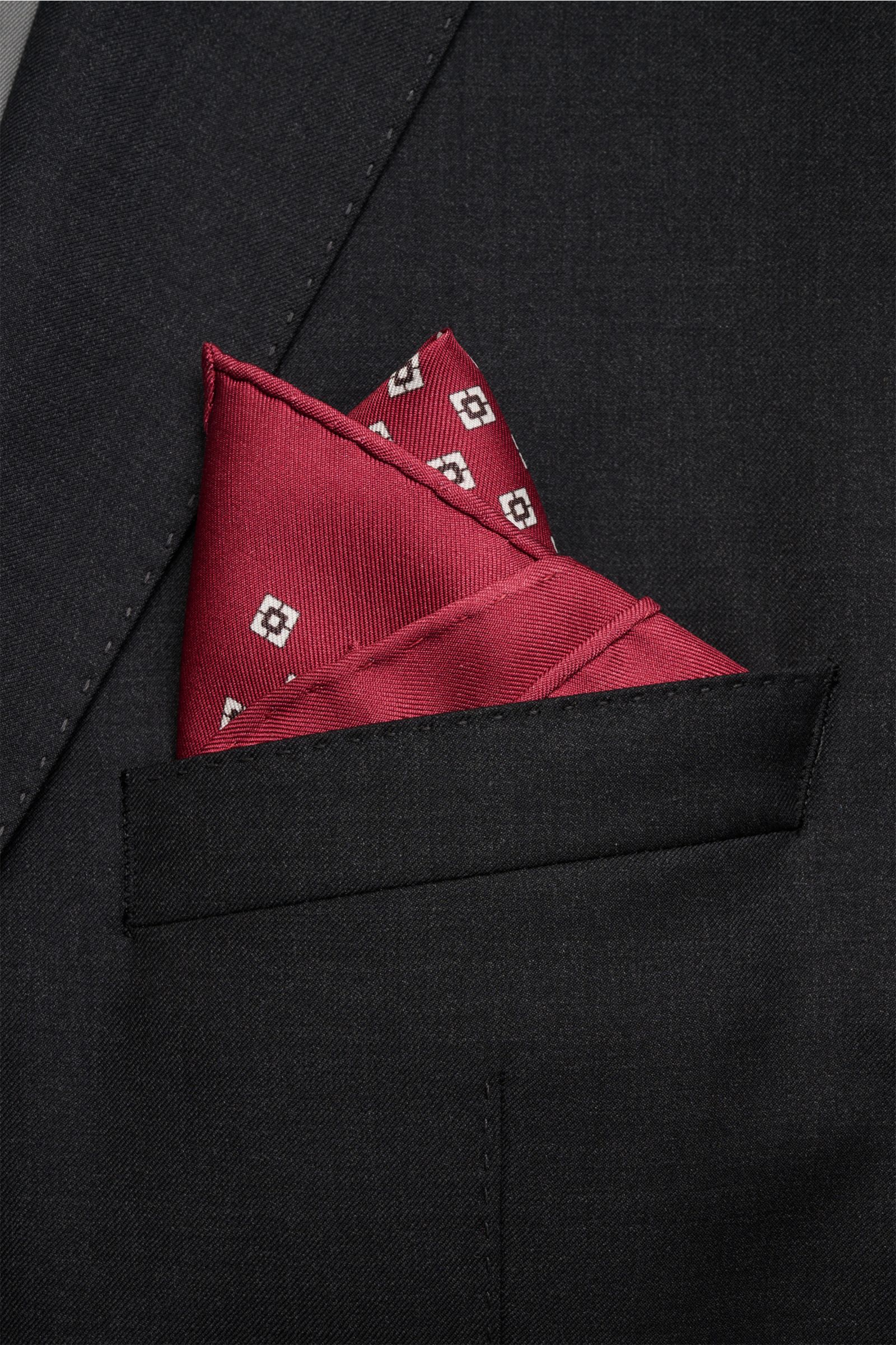 Close-up front view of a Brunello Cucinelli Seiden-Einstecktuch dunkelrot/hellgrau/navy gestreift pocket square folded in a black suit jacket pocket.

Quiet Luxury heißt der große Trend: Das kann BRUNELLO CUCINELLI besonders gut und bringt auch in dies
