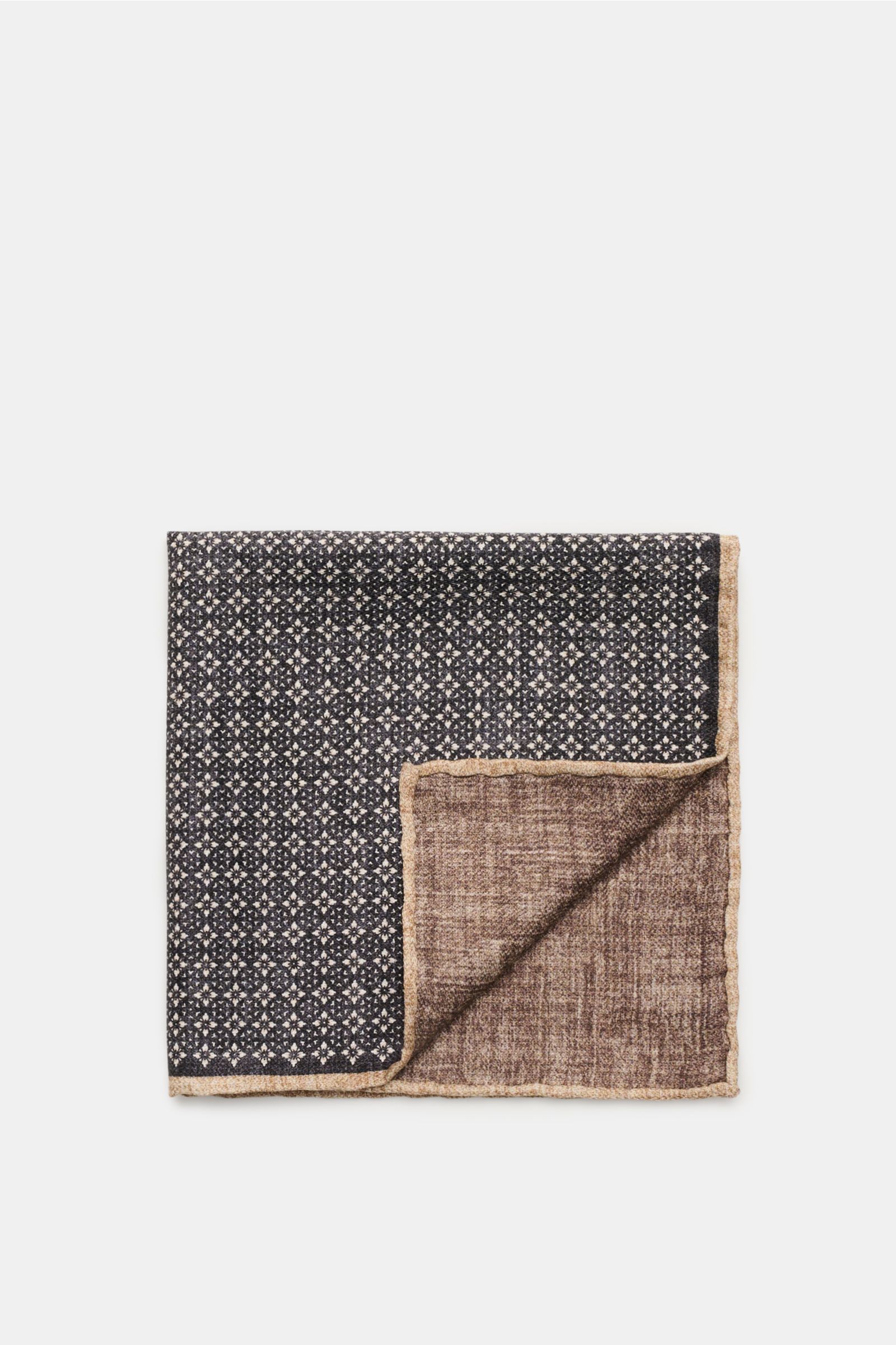 Brunello Cucinelli Seiden-Einstecktuch anthrazit/graubraun/sand gemustert shown from above, floral pattern, folded corner, pure silk, soft feel, hand-rolled edges, Made in Italy, approx. 35x35 cm. Quiet Luxury heißt der große Trend: Das kann BRUNELLO CUCI
