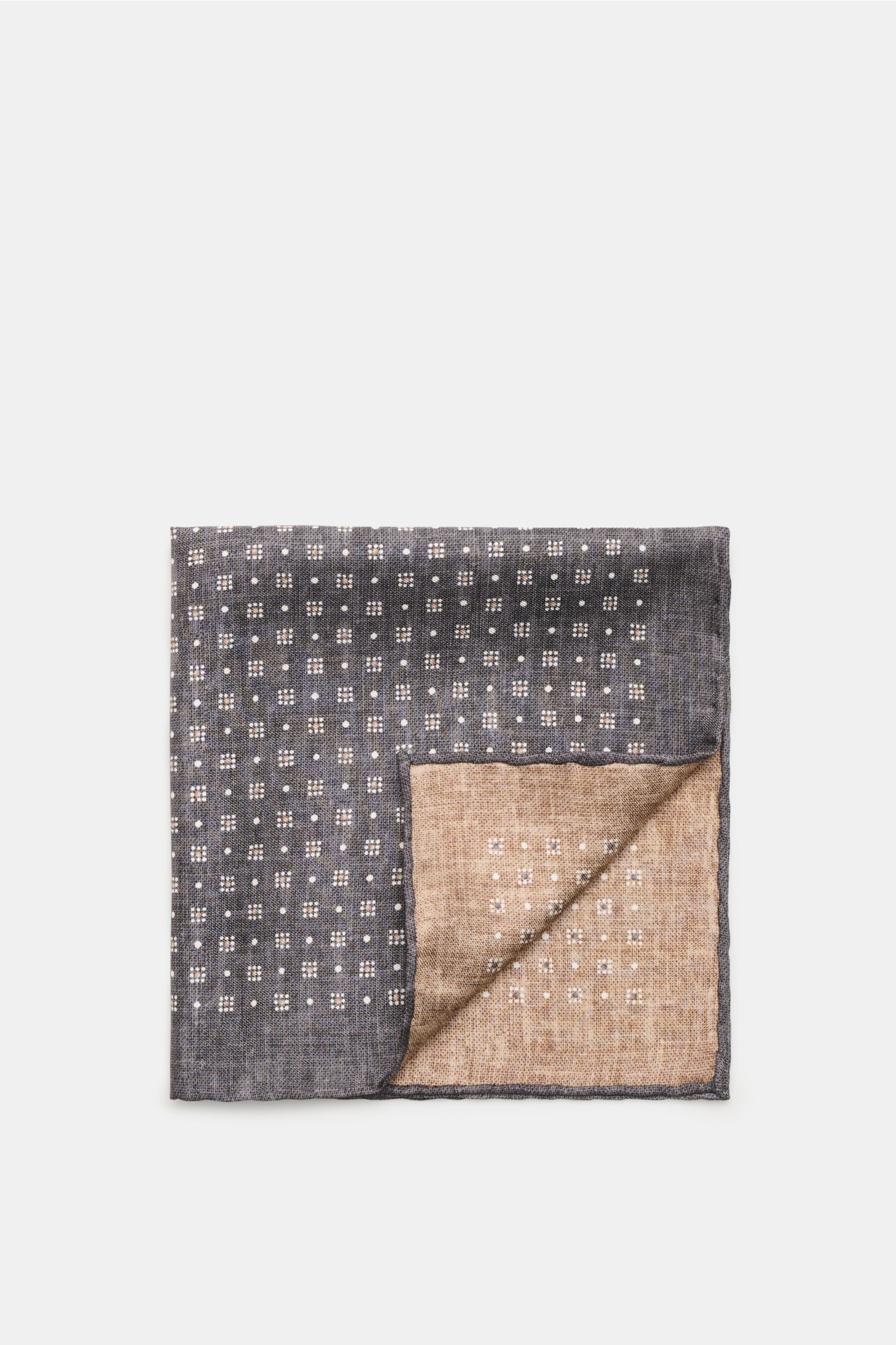 Alt tag (125 characters):  
Brunello Cucinelli Seiden-Einstecktuch dunkelgrau/graubraun/weiß gemustert with graphic pattern, folded, photographed top-down.

Detailed description:  
Quiet Luxury kann BRUNELLO CUCINELLI besonders gut und bringt auch in d