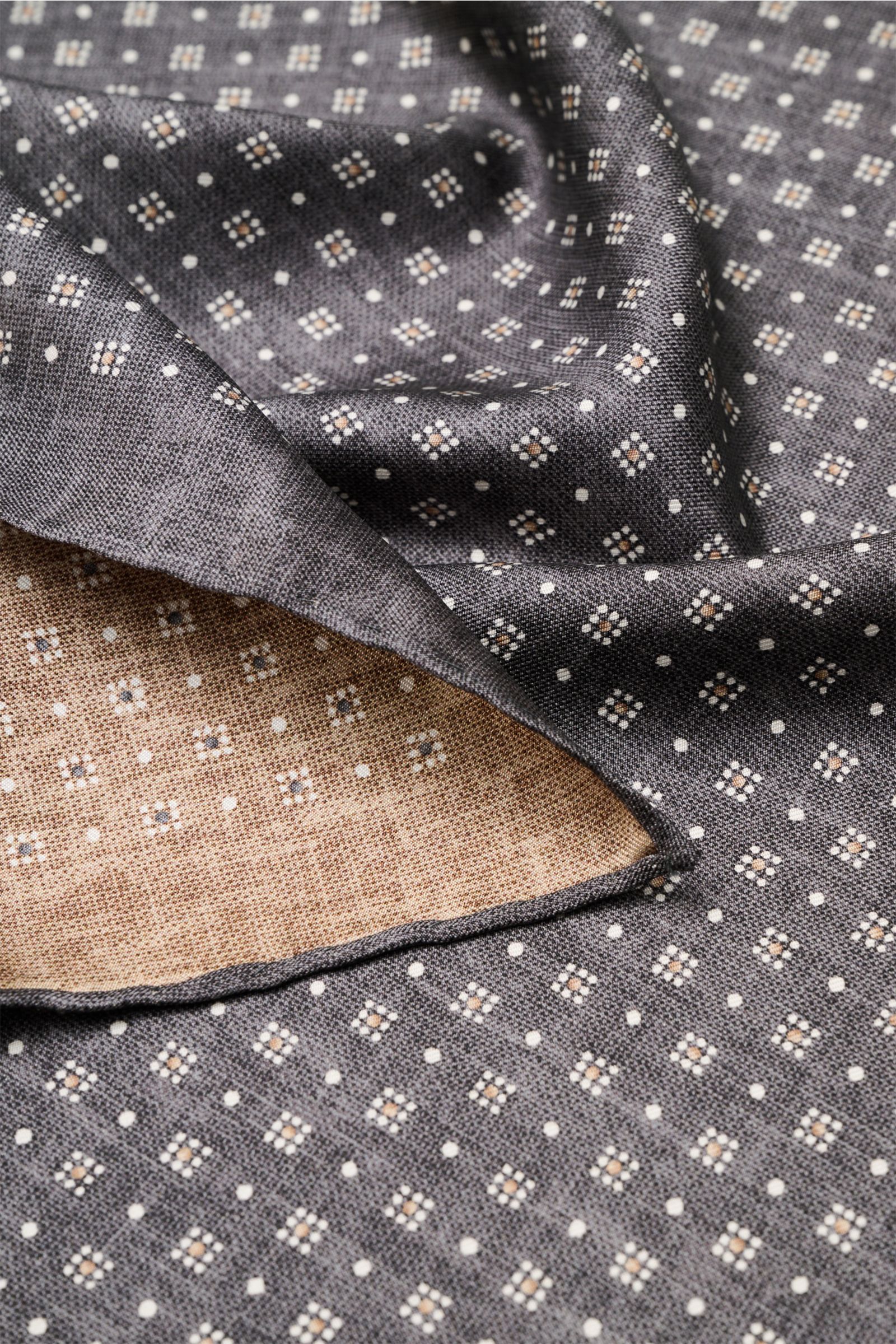 Close-up view of the Brunello Cucinelli Seiden-Einstecktuch dunkelgrau/graubraun/weiß gemustert showing its fine graphic pattern and hand-rolled edges.

Quiet Luxury kann BRUNELLO CUCINELLI besonders gut und bringt auch in dieser Saison passende Einste