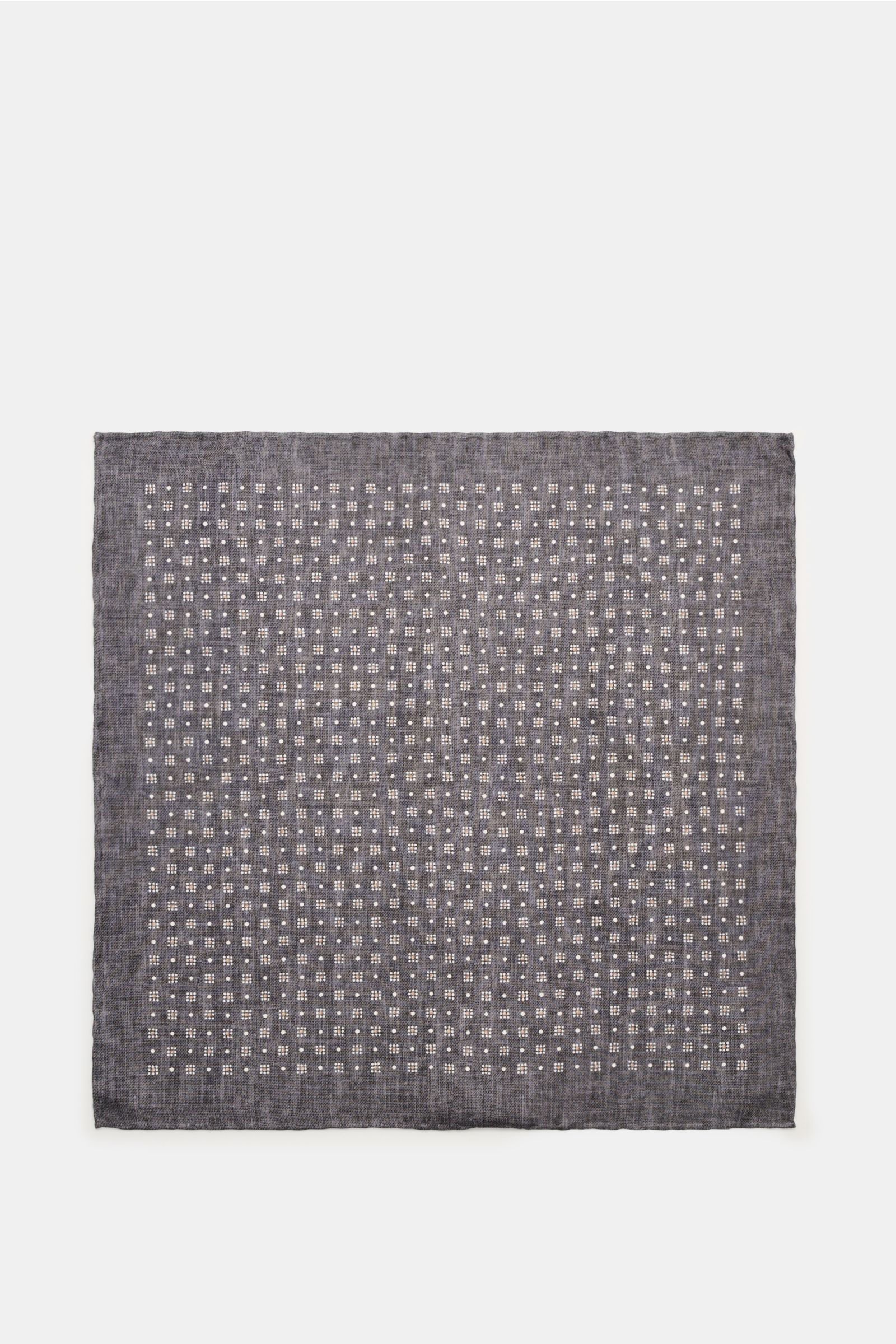 Top-down view of Brunello Cucinelli Seiden-Einstecktuch dunkelgrau/graubraun/weiß gemustert with graphic pattern, pure silk, handrolled edges.

Description: Quiet Luxury kann BRUNELLO CUCINELLI besonders gut und bringt auch in dieser Saison passende Ei