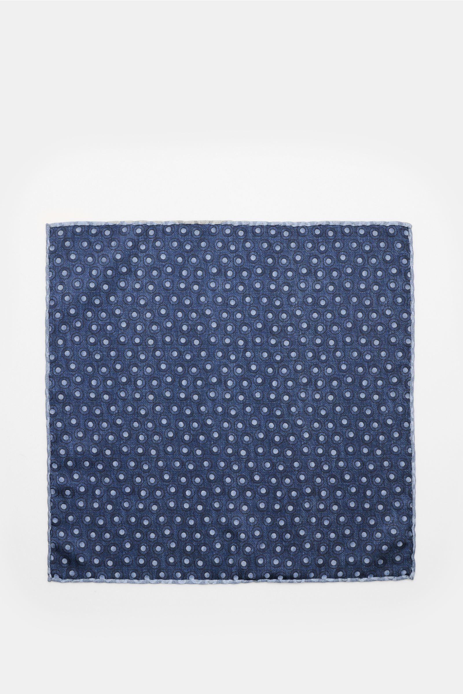 Top-down view of the Brunello Cucinelli Seiden-Einstecktuch navy/graublau gepunktet, a pure silk pocket square with a smooth feel, subtle dotted pattern, hand-rolled edges, made in Italy, approx. 35x35 cm. Quiet Luxury heißt der große Trend: Das kann BRUN