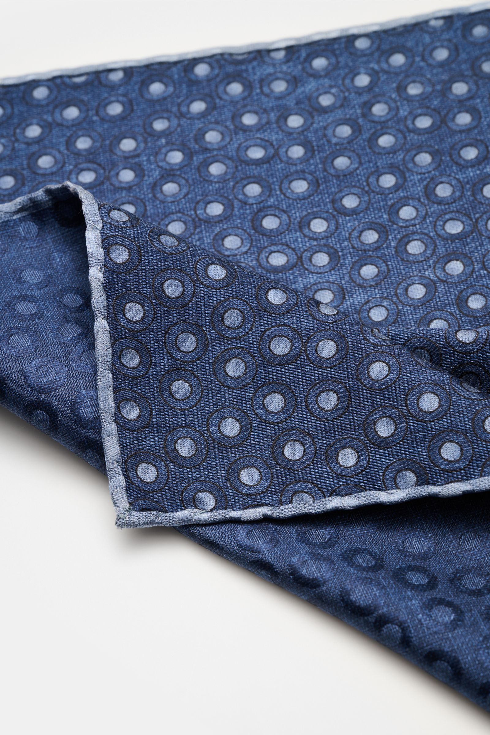 Close-up front view of Brunello Cucinelli Seiden-Einstecktuch navy/graublau gepunktet with smooth pure silk, dotted pattern, hand-rolled edges, 35x35 cm, Made in Italy.

Description: Quiet Luxury heißt der große Trend: Das kann BRUNELLO CUCINELLI beson