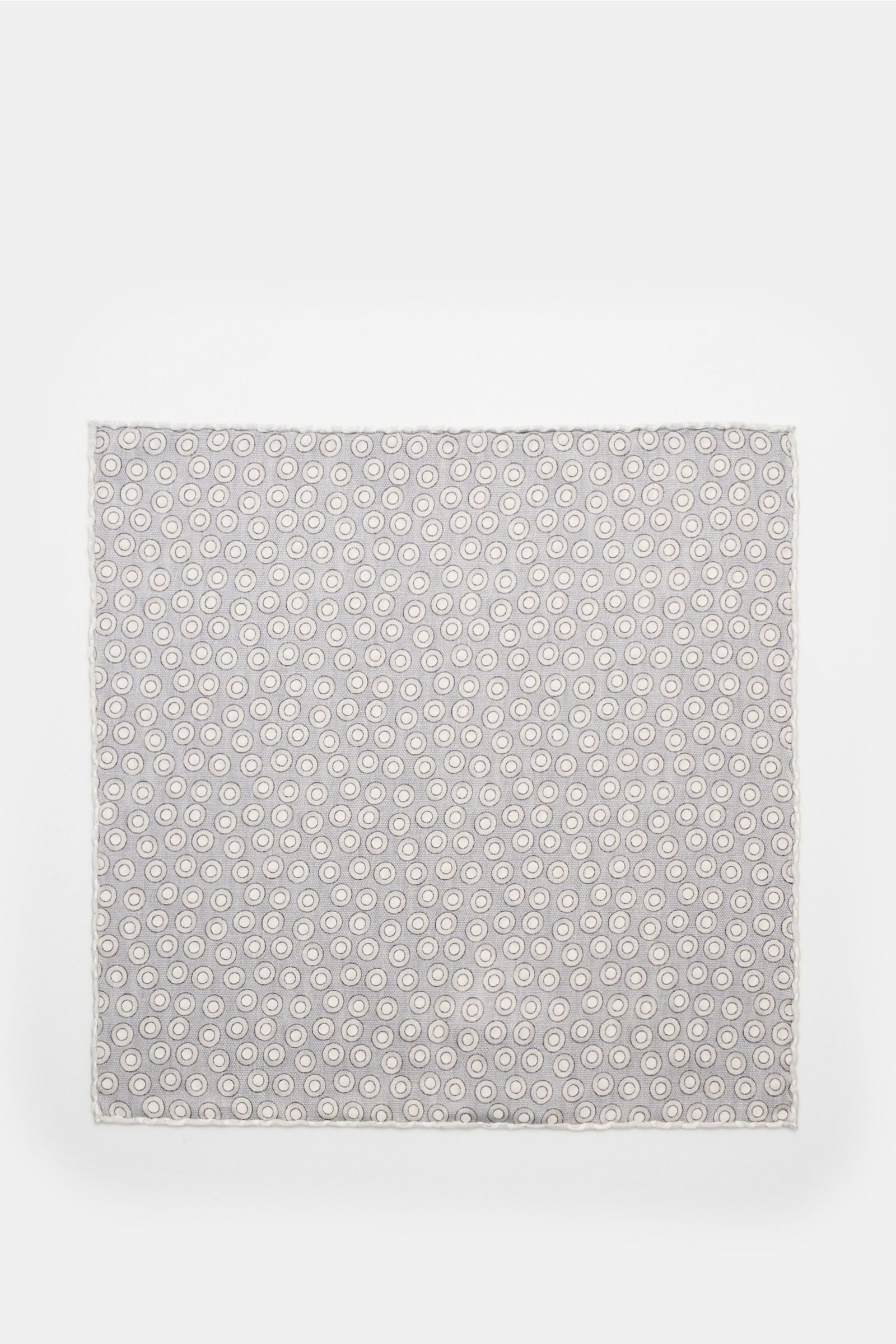 Top-down view of Brunello Cucinelli Seiden-Einstecktuch silbergrau/hellgrau gepunktet with a subtle polka dot pattern, hand-rolled edges, and smooth silk texture.

Quiet Luxury heißt der große Trend: Das kann BRUNELLO CUCINELLI besonders gut und bringt