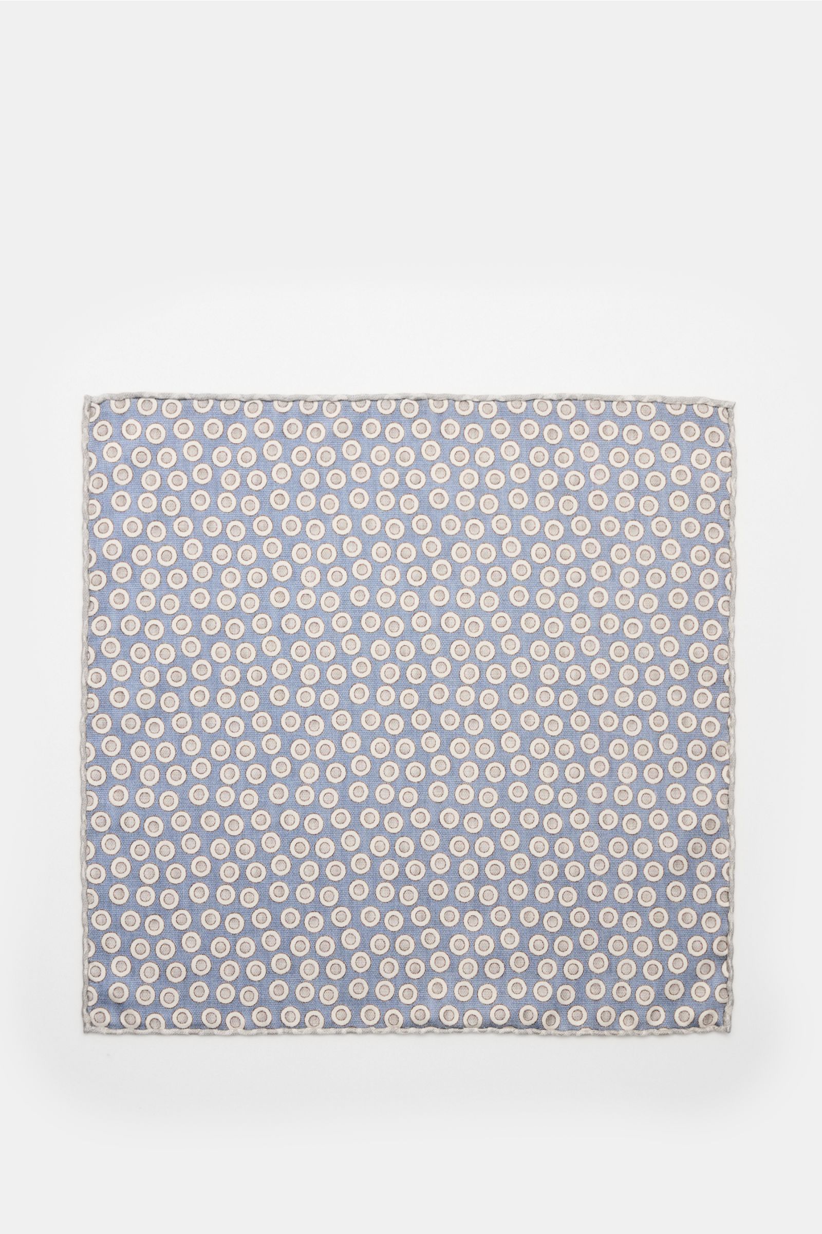 Brunello Cucinelli Seiden-Einstecktuch rauchblau/silbergrau gepunktet shown from above, silk pocket square with smooth feel, dot pattern, hand-rolled edges, Made in Italy, approx. 35x35 cm. Quiet Luxury heißt der große Trend: Das kann BRUNELLO CUCINELLI b