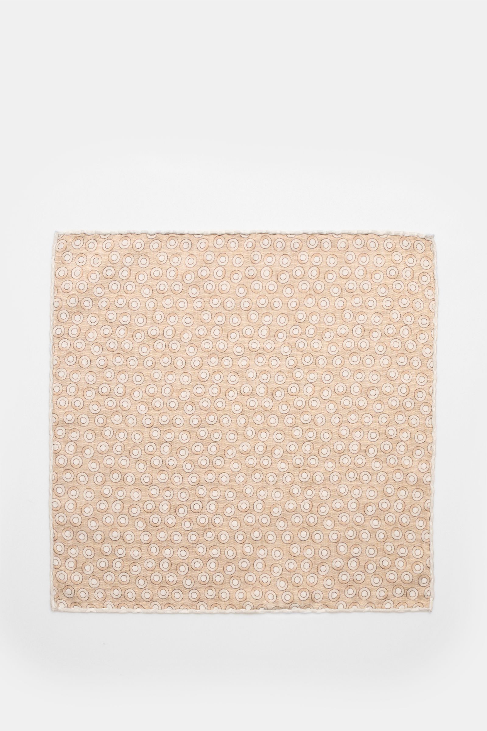 Brunello Cucinelli Seiden-Einstecktuch gold/hellgrau gepunktet, top-down view of a silk pocket square with smooth texture, dotted pattern, hand-rolled edges, 35x35 cm, made in Italy. Quiet Luxury heißt der große Trend: Das kann BRUNELLO CUCINELLI besonder