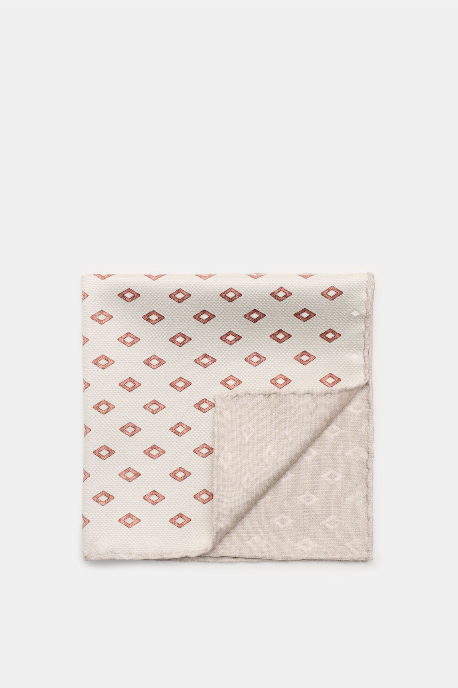Top-down view of the Brunello Cucinelli Seiden-Einstecktuch sand/rostbraun/beige gemustert showing an elegant silk pocket square with a refined diamond pattern and finely rolled contrasting edges.

Description: Eleganter Akzent: Das Einstecktuch aus re