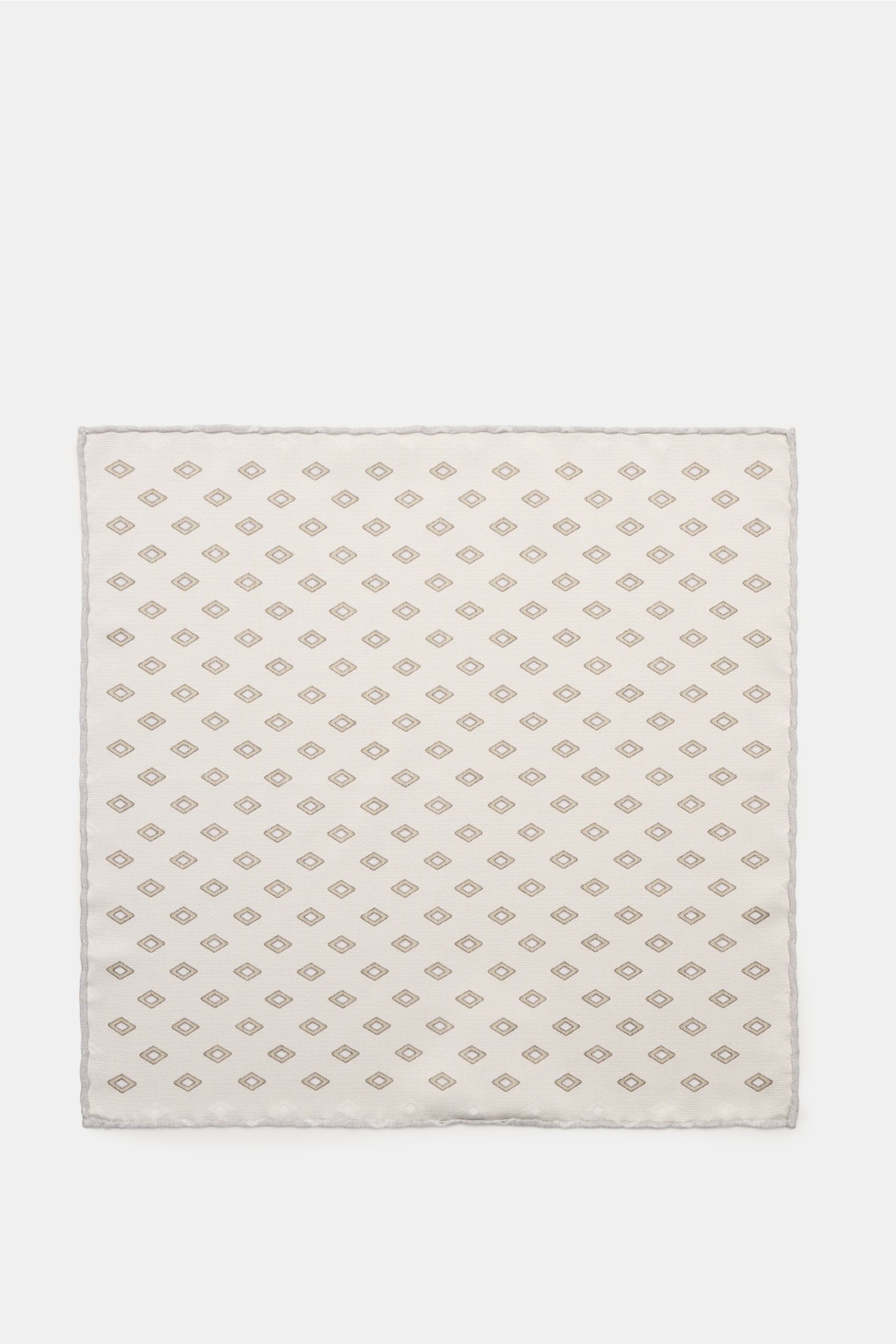 Brunello Cucinelli Seiden-Einstecktuch sand/salbei/grau gemustert shown from above, featuring an elegant diamond pattern on smooth pure silk with finely rolled, contrasting edges. Eleganter Akzent: Das Einstecktuch aus reiner Seide von BRUNELLO CUCINEL