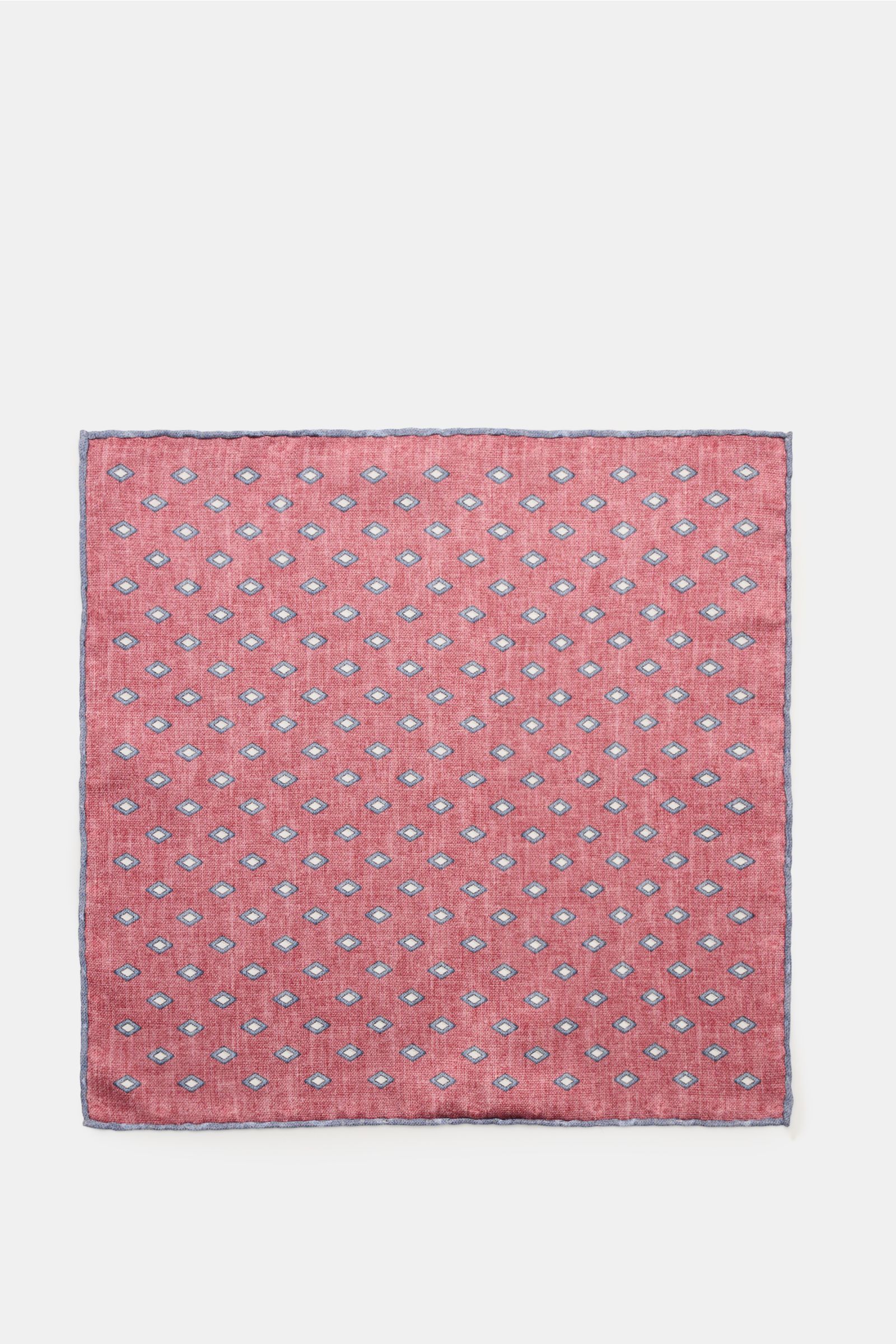 Brunello Cucinelli Seiden-Einstecktuch rot/rauchblau/hellgrau gemustert shown from above, featuring elegant silk fabric with a smooth feel, refined diamond pattern, contrasting reverse, and finely rolled edges in a contrasting color, made in Italy, approx