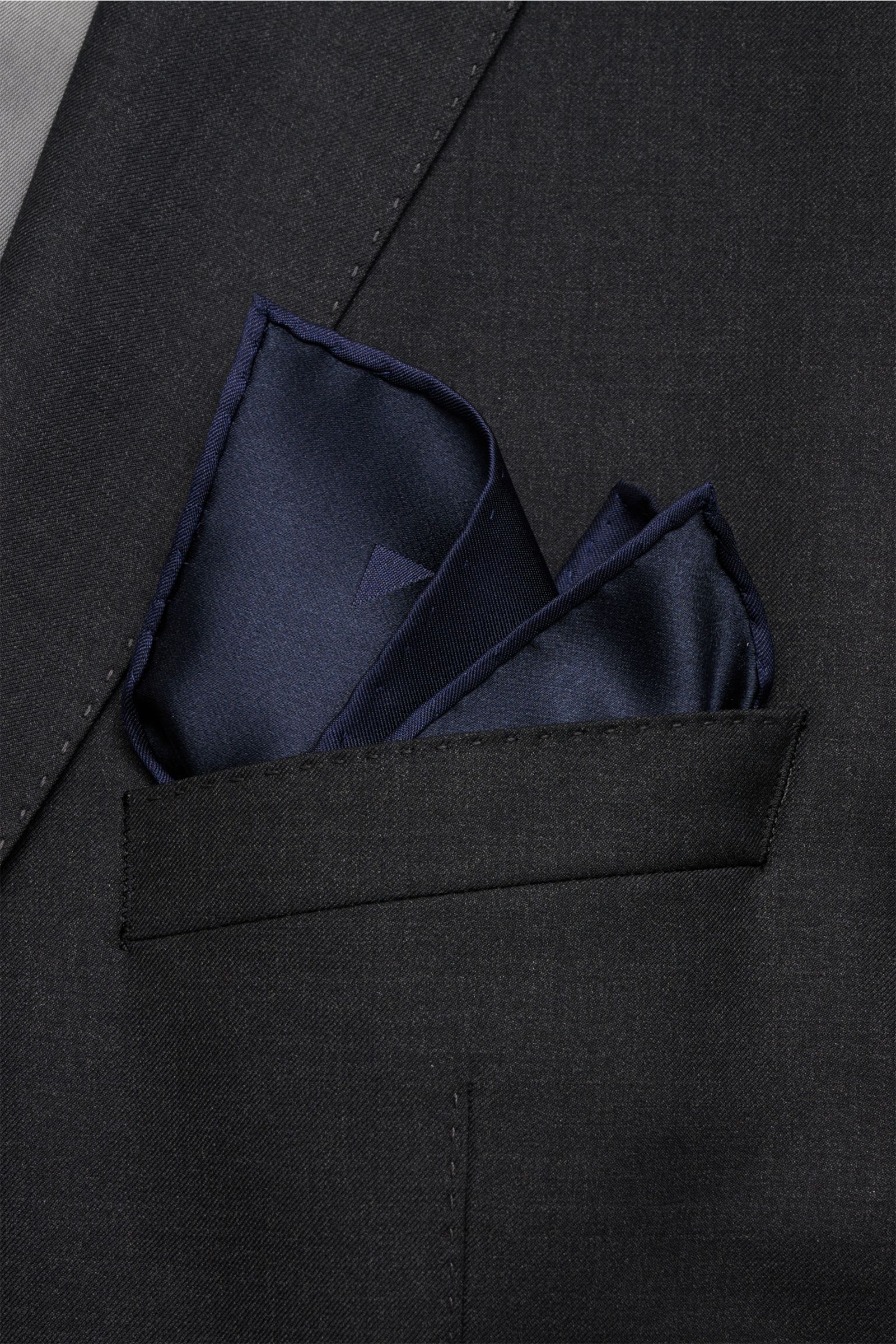 Brunello Cucinelli Seiden-Einstecktuch dunkelblau/dark navy gestreift, aus reiner Seide mit edlem Streifenmuster und rollierten Kanten, frontal in Sakko-Brusttasche.