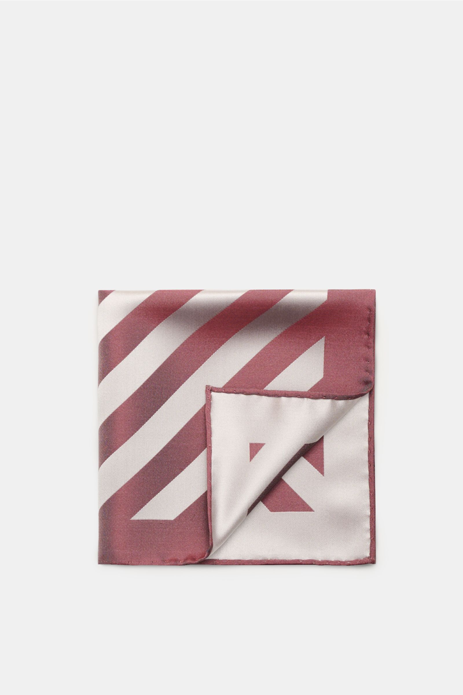 Folded Brunello Cucinelli Seiden-Einstecktuch bordeaux/silbergrau gestreift pocket square with diagonal stripe pattern and rolled edges, front top view.

Eleganter Akzent: Das Einstecktuch aus reiner Seide von BRUNELLO CUCINELLI überzeugt mit seinem ed