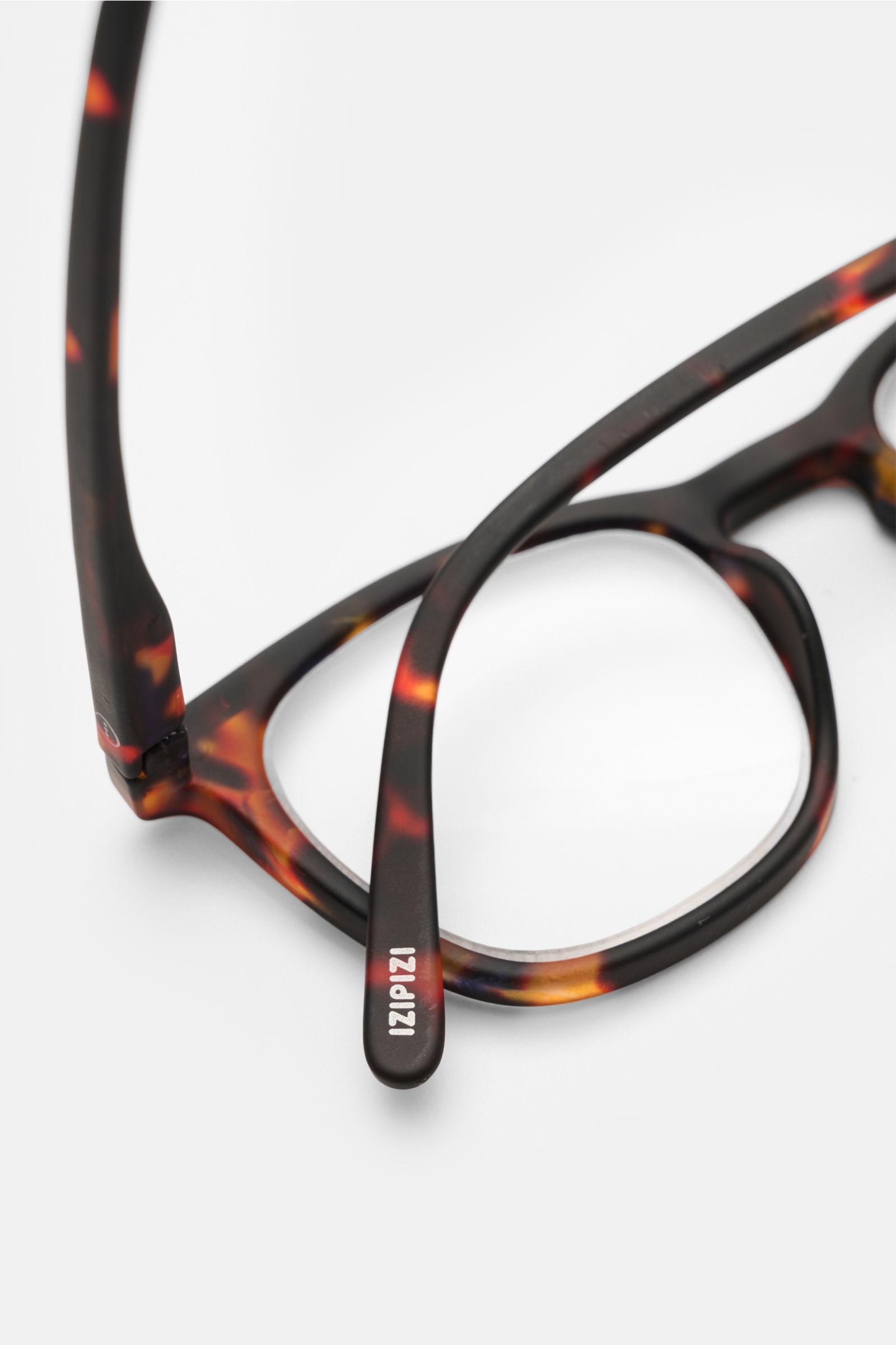 Close-up view of Izipizi Reading glasses '#E' brown patterned with slightly square soft-touch frame and plastic lenses.

Description:
A modern accessory with a useful function: Reading glasses model '#E' by French label IZIPIZI is practical as well as 