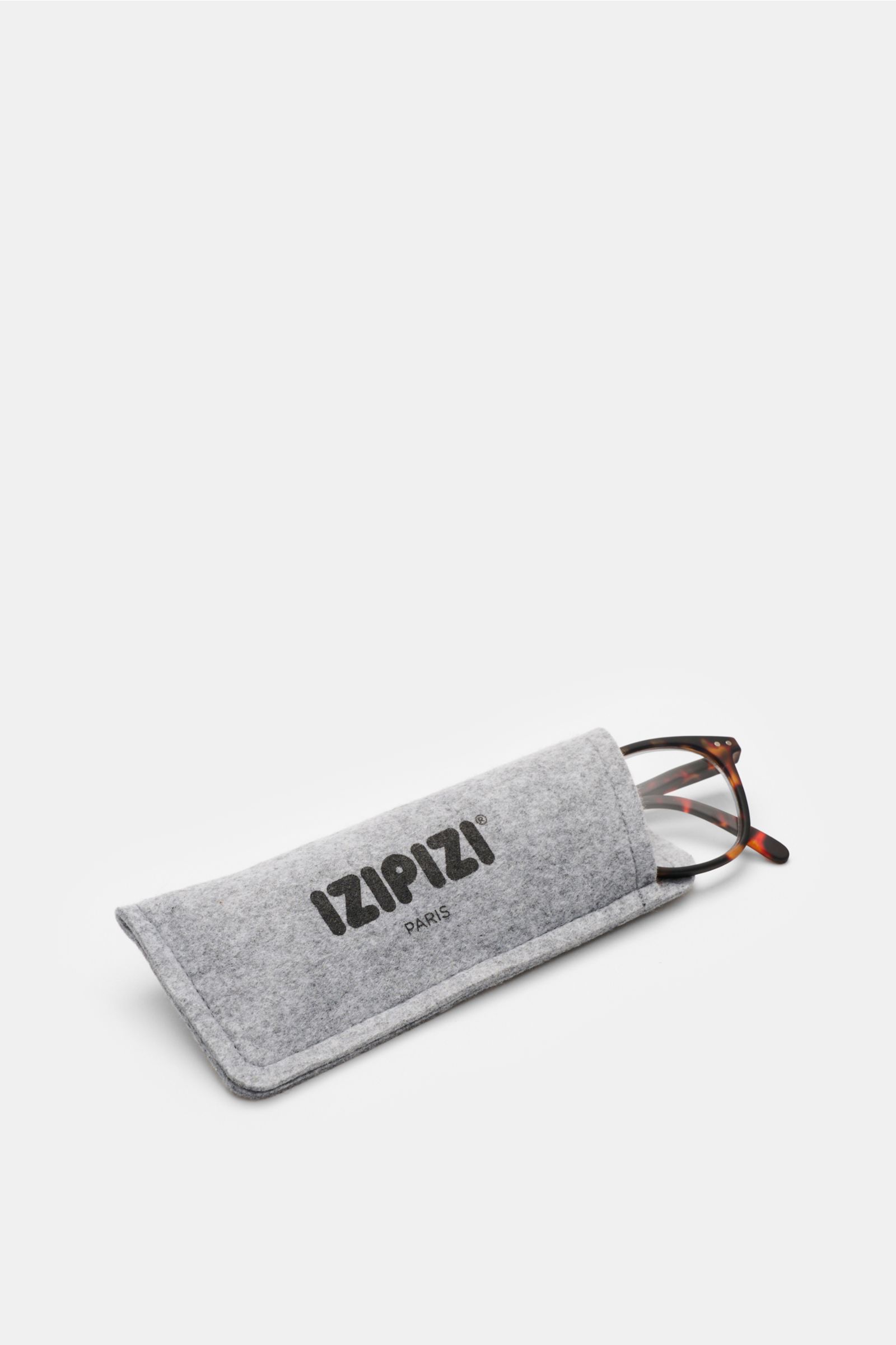 Izipizi Reading glasses '#E' brown patterned with slightly square shape and soft-touch frame partially inside gray felt case, side top view.

Additional description:
A modern accessory with a useful function: Reading glasses model '#E' by French label 