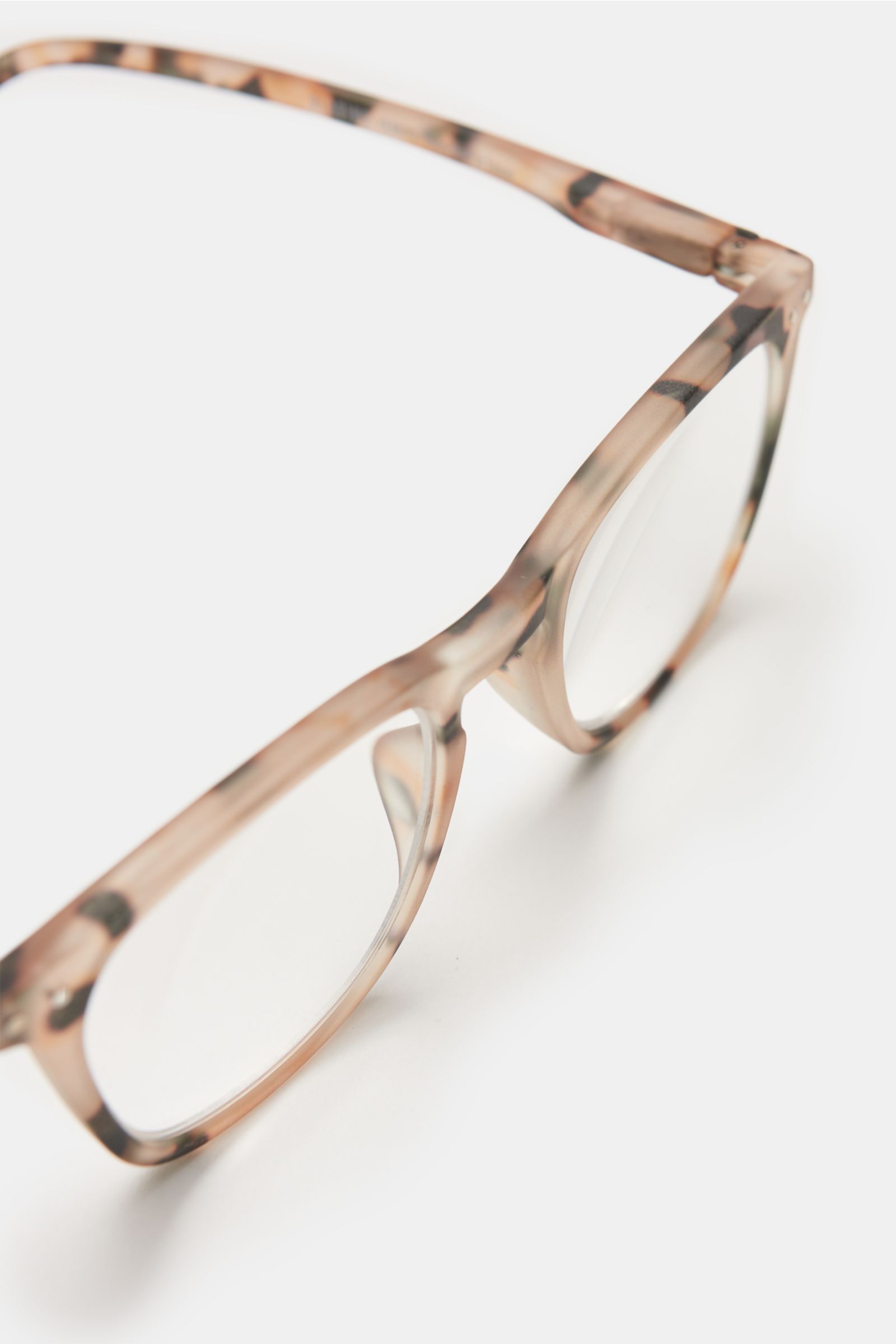 Izipizi Reading glasses '#E' beige/black shown from a close-up angled top-front perspective, featuring a slightly square shape, comfortable soft-touch frame, and plastic prescription lenses. A modern accessory with a useful function: This '#E' reading gla