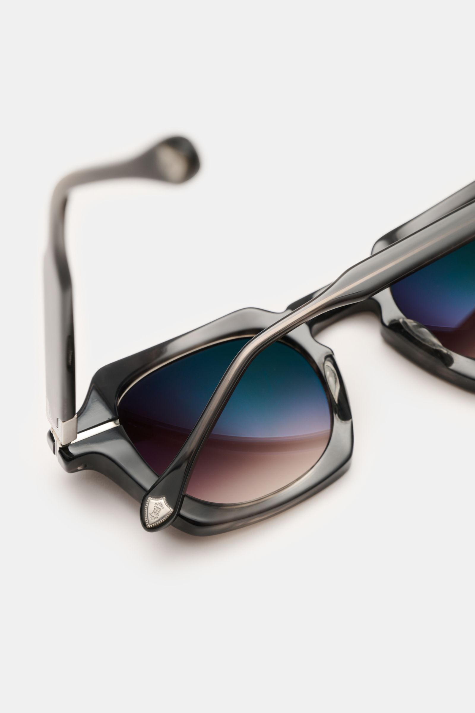 Matsuda Sonnenbrille 'M2055' in anthrazit/grau, eckige Form, Notched Bridge, Acetat-Rahmen in Horn-Optik, Metall-Details, seitliche Perspektive.