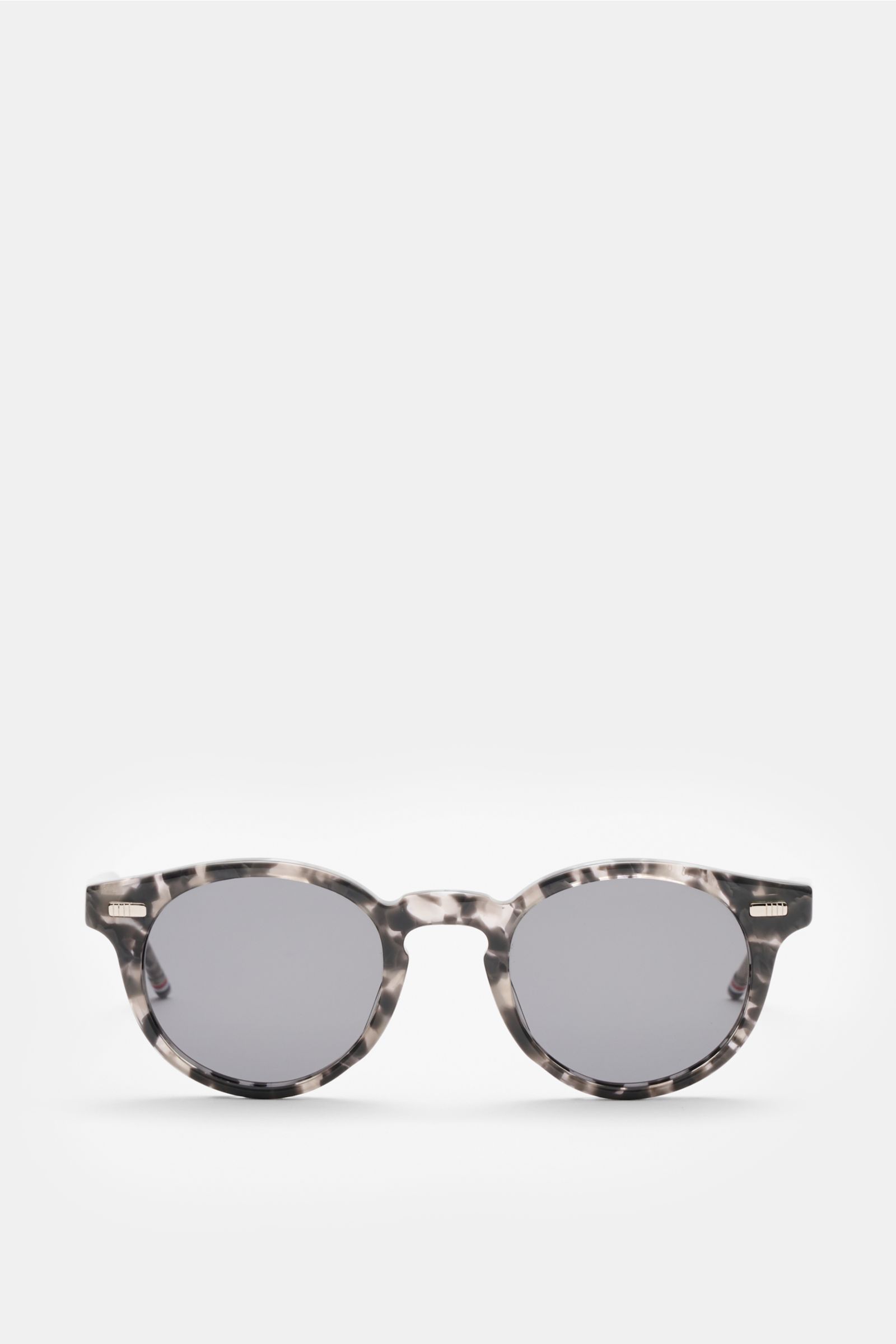 Thom Browne Sonnenbrille grau, frontal fotografiert mit klassischer Notched-Bridge, Acetat Schildpatt-Rahmen, getönten Gläsern, UV-Schutz.