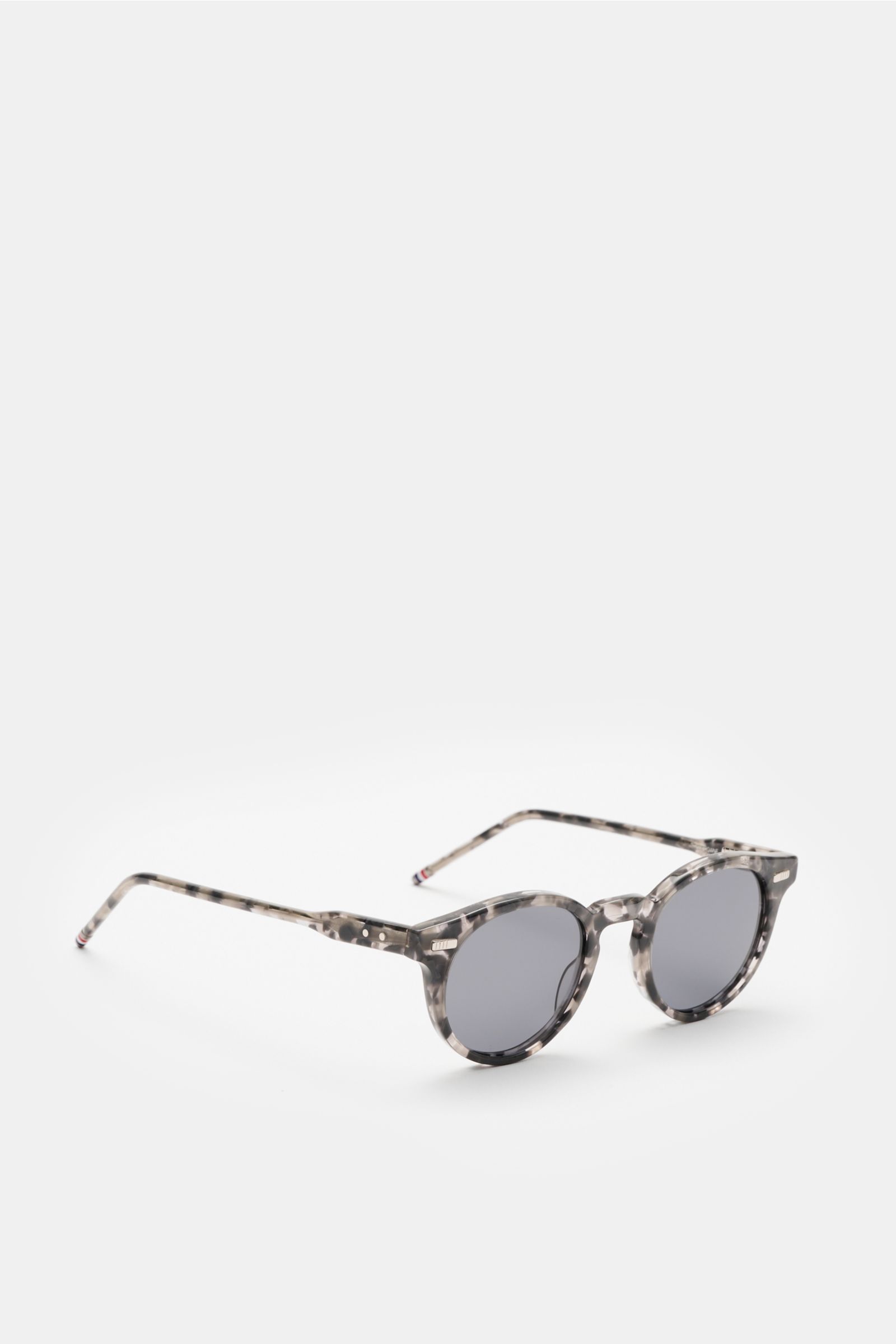 Thom Browne Sonnenbrille grau mit klassischer Notched-Bridge-Form, Schildpatt-Acetatrahmen, grauen Kunststoffgläsern, 3/4-Seitenansicht.