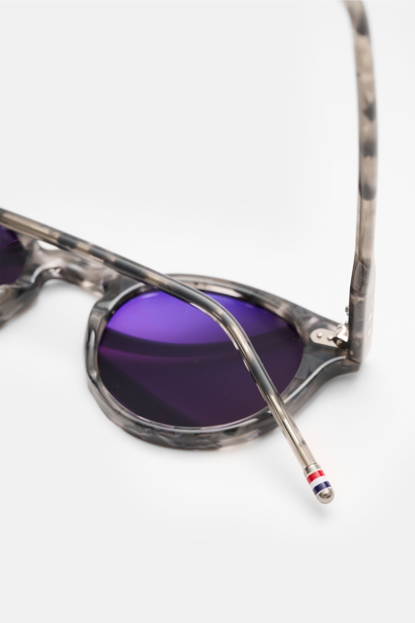 Thom Browne Sonnenbrille grau, Nahaufnahme von hinten, klassisch-elegante Notched-Bridge-Form, Acetat-Schildpatt-Rahmen, gleichmäßig getönte Gläser.