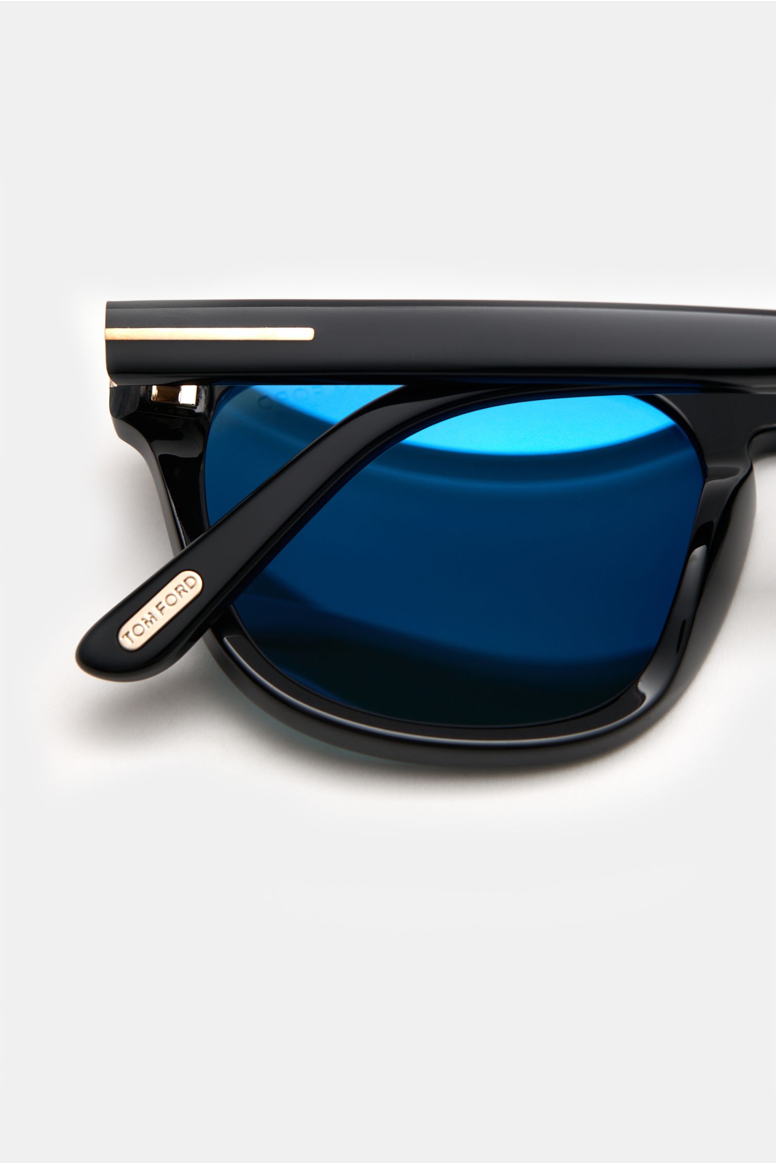 Nahaufnahme der Tom Ford Sonnenbrille 'Avery' schwarz/rauchblau von oben, eckig mit Acetat-Rahmen und getönten Gläsern.
