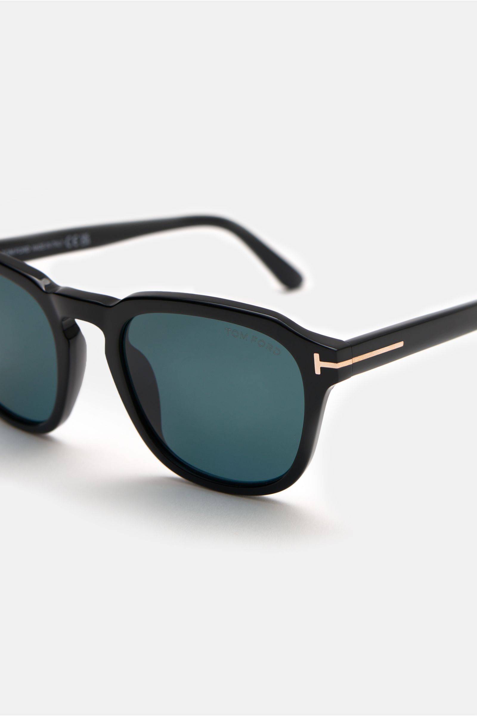 Tom Ford Sonnenbrille 'Avery' schwarz/rauchblau, eckig, Acetatrahmen, getönte Gläser, 100% UV-Schutz, Seitenansicht schräg von vorne.