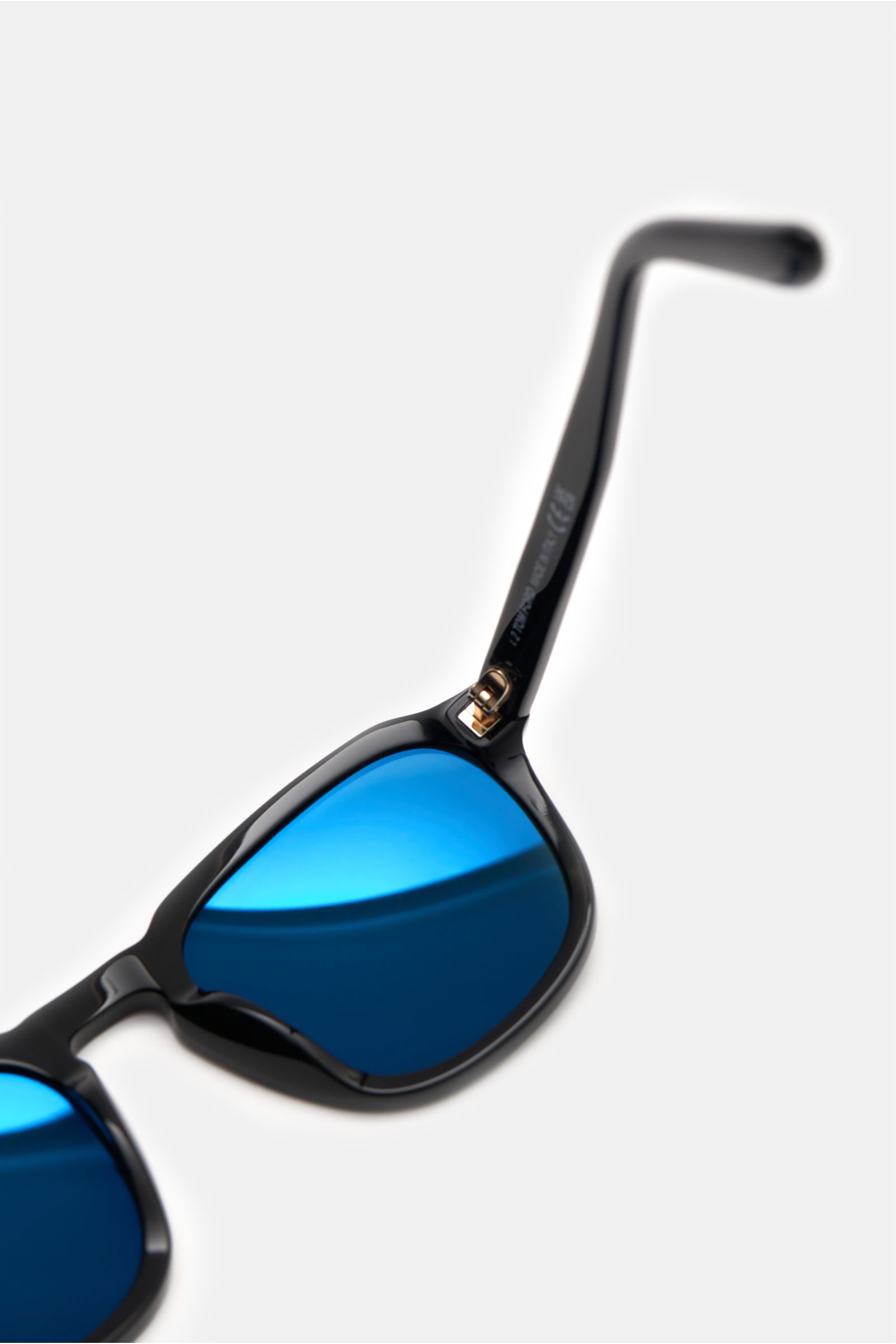 Tom Ford Sonnenbrille 'Avery' schwarz/rauchblau, eckiger Acetat-Rahmen, blaue Kunststoffgläser, seitliche Nahaufnahme von oben, UV-Schutz 100%