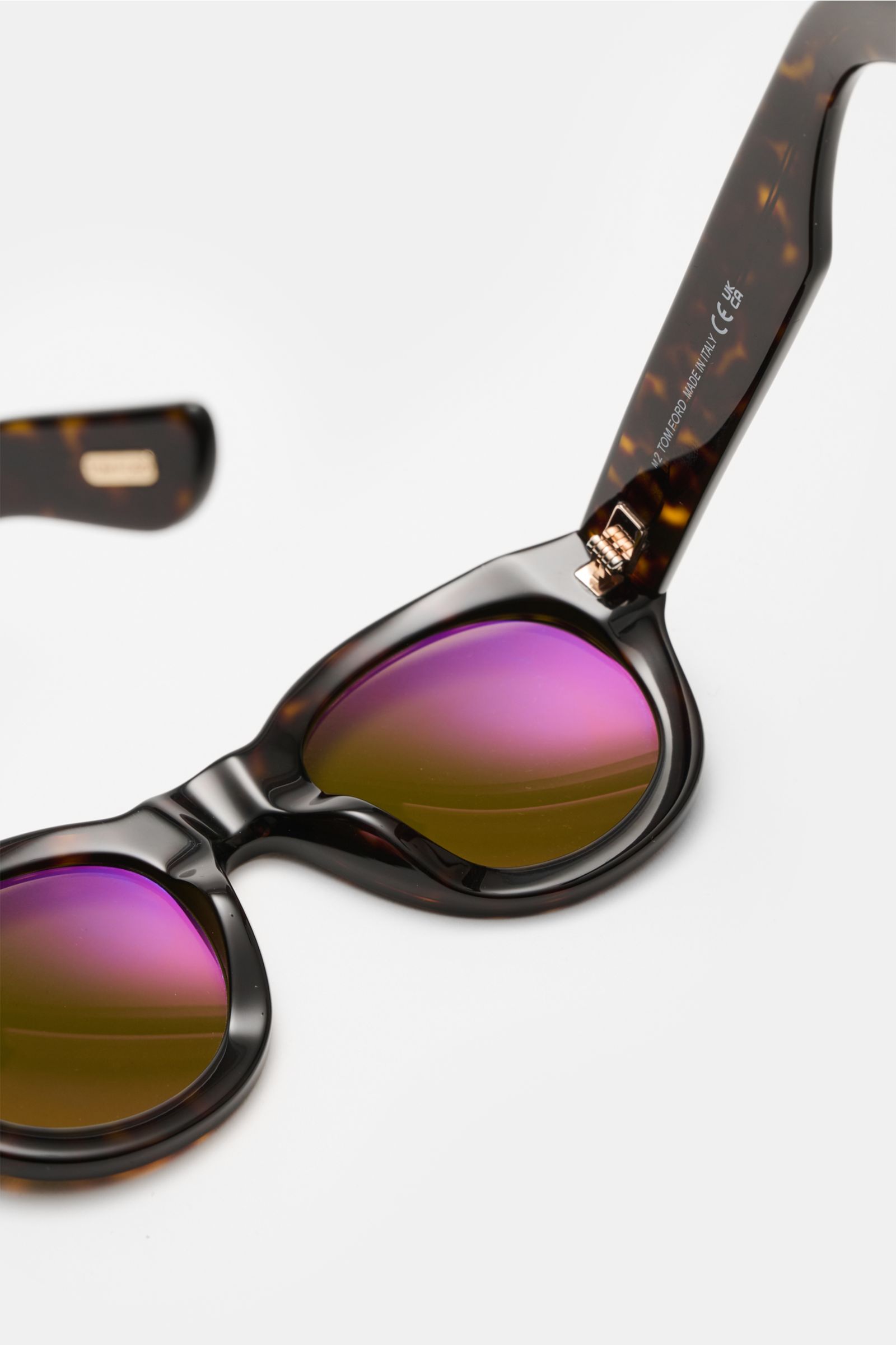 Tom Ford Sonnenbrille 'Lucinda' dunkelbraun meliert, gerundete Silhouette, violett-grüne Gläser, Acetat-Rahmen, seitliche Nahaufnahme.