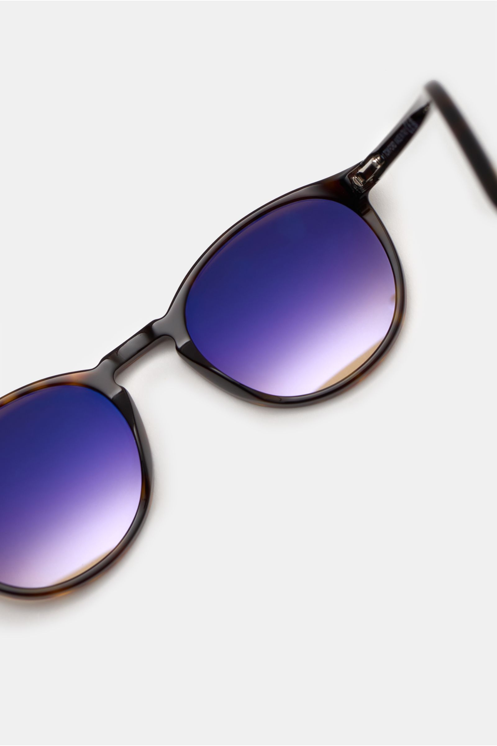 Tom Ford Sonnenbrille 'Andrea' dunkelbraun gemustert/braun mit runder Silhouette und Verlaufsgläsern, seitliche Nahaufnahme von oben.