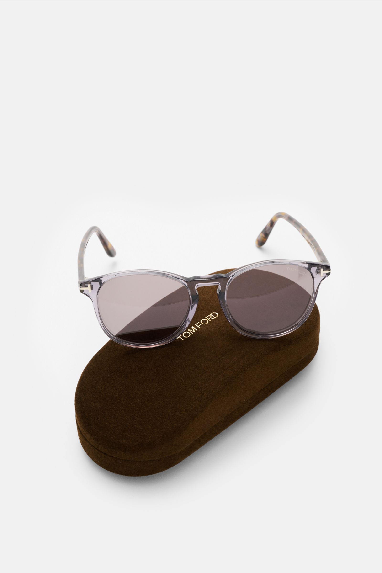 Tom Ford Sonnenbrille 'Lewis' grau/creme/dunkelbraun gemustert, leicht gerundete Silhouette, melierte Optik, Kunststoffgläser, Acetatrahmen, 100% UV-Schutz, Samt-Etui, frontal auf Etui fotografiert.