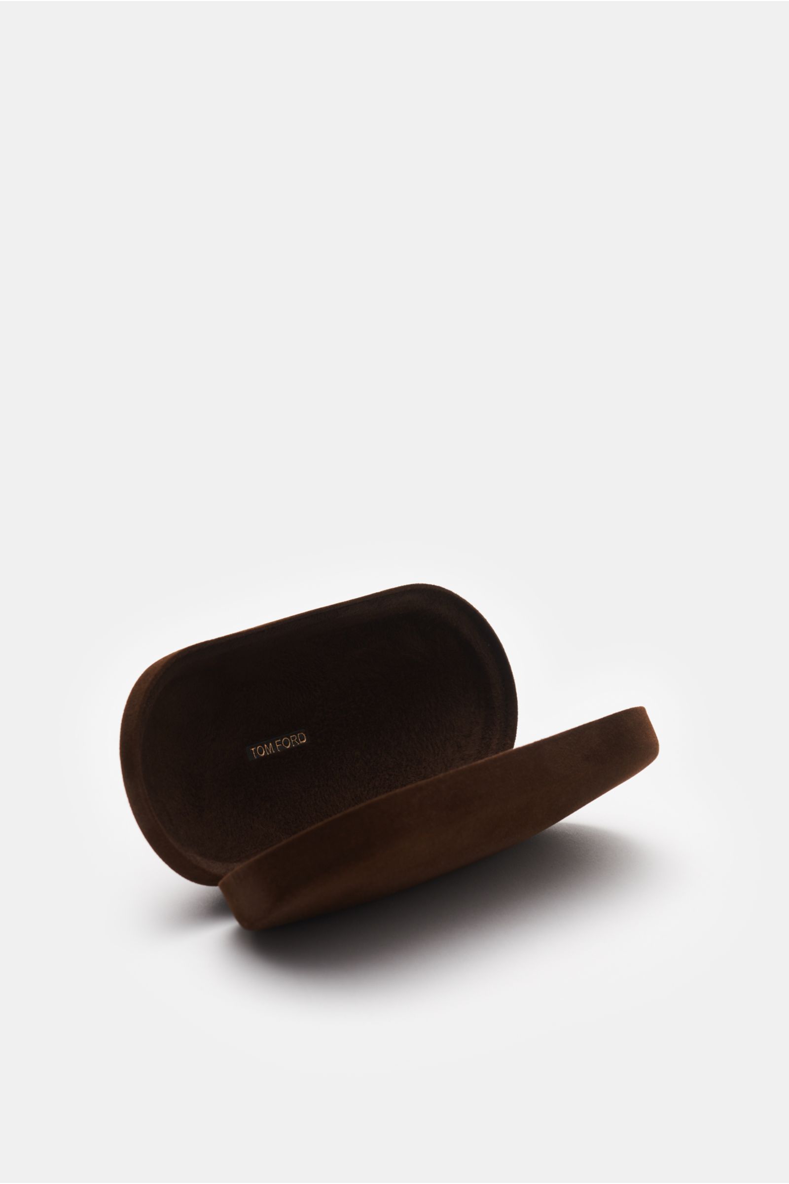 Das Bild zeigt aus seitlicher Perspektive ein offenes, braunes Samt-Hartschalenetui für die Tom Ford Sonnenbrille 'Ian' schwarz/grau, den stilvollen Allrounder mit klassischer Notched-Bridge-Form, gleichmäßig getönten Kunststoffgläsern, Acetat-Rahmen, 100