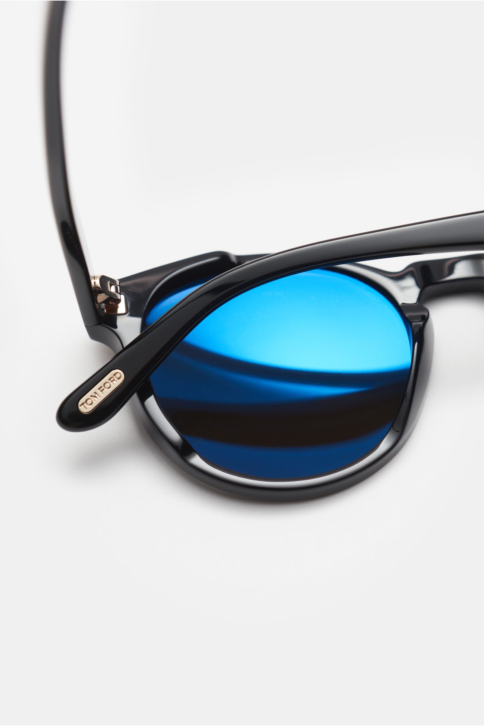 Tom Ford Sonnenbrille 'Ian' schwarz/grau, Nahaufnahme seitlich oben, Acetat-Rahmen, blaue Kunststoffgläser, Notched-Bridge-Form, UV-Schutz.
