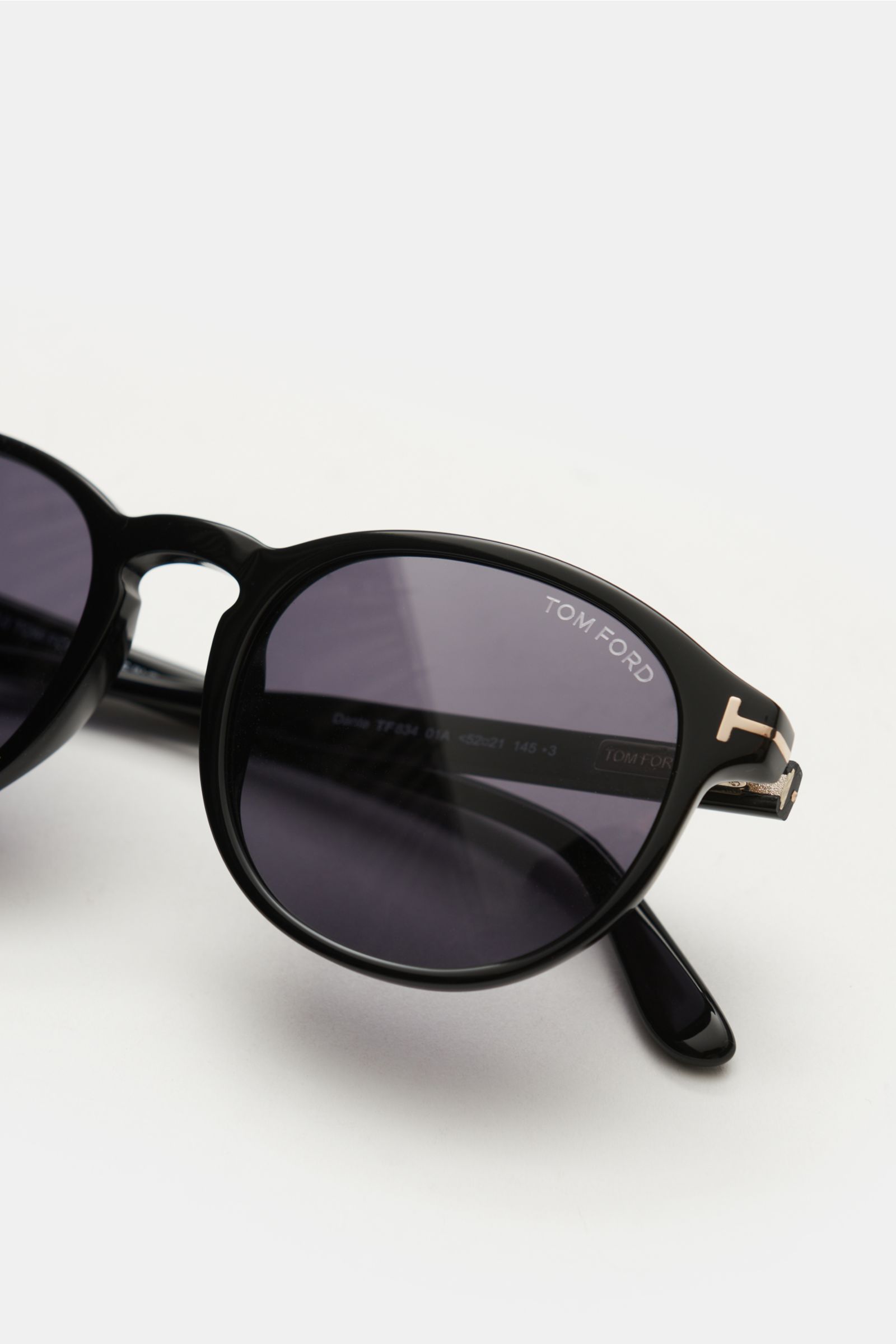 Tom Ford Sonnenbrille 'Dante' schwarz/dunkelgrau in klassischer Panto-Form, Acetat-Rahmen, Filterkategorie 3, 100% UV-Schutz, seitlich fotografiert.