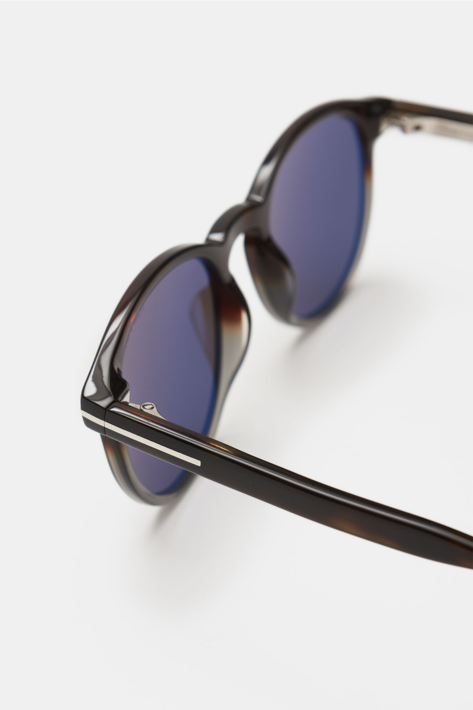Tom Ford Sonnenbrille 'Dante' dunkelbraun in klassischer Panto-Form, Acetat-Rahmen, blau getönte Gläser, seitliche Nahaufnahme, 100% UV-Schutz, Filterkategorie 3.