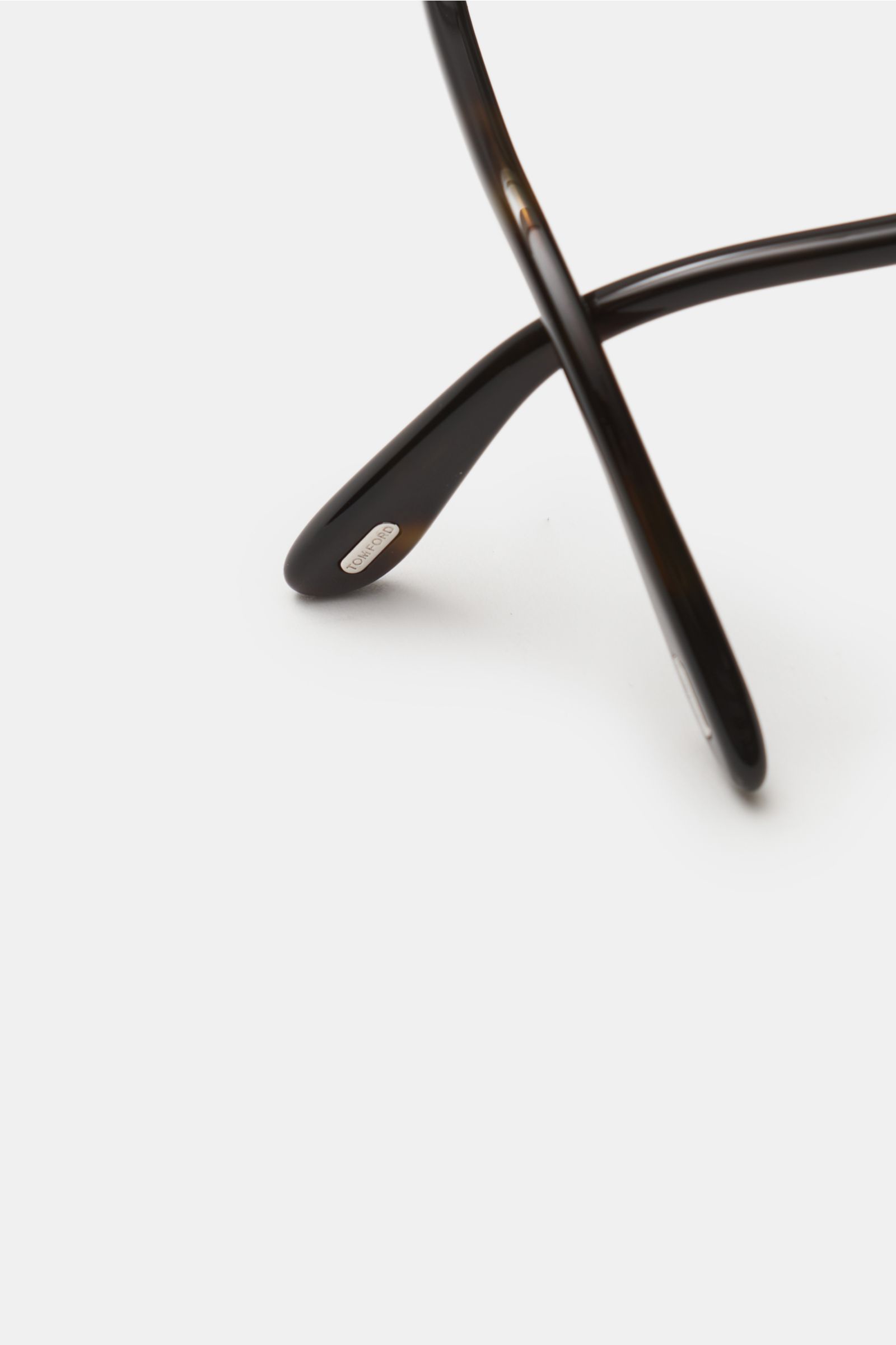 Detailaufnahme der Tom Ford Sonnenbrille 'Dante' dunkelbraun von hinten, klassisch Panto-Form, Acetat-Rahmen, Kunststoffgläser, 100% UV-Schutz Filterkategorie 3.